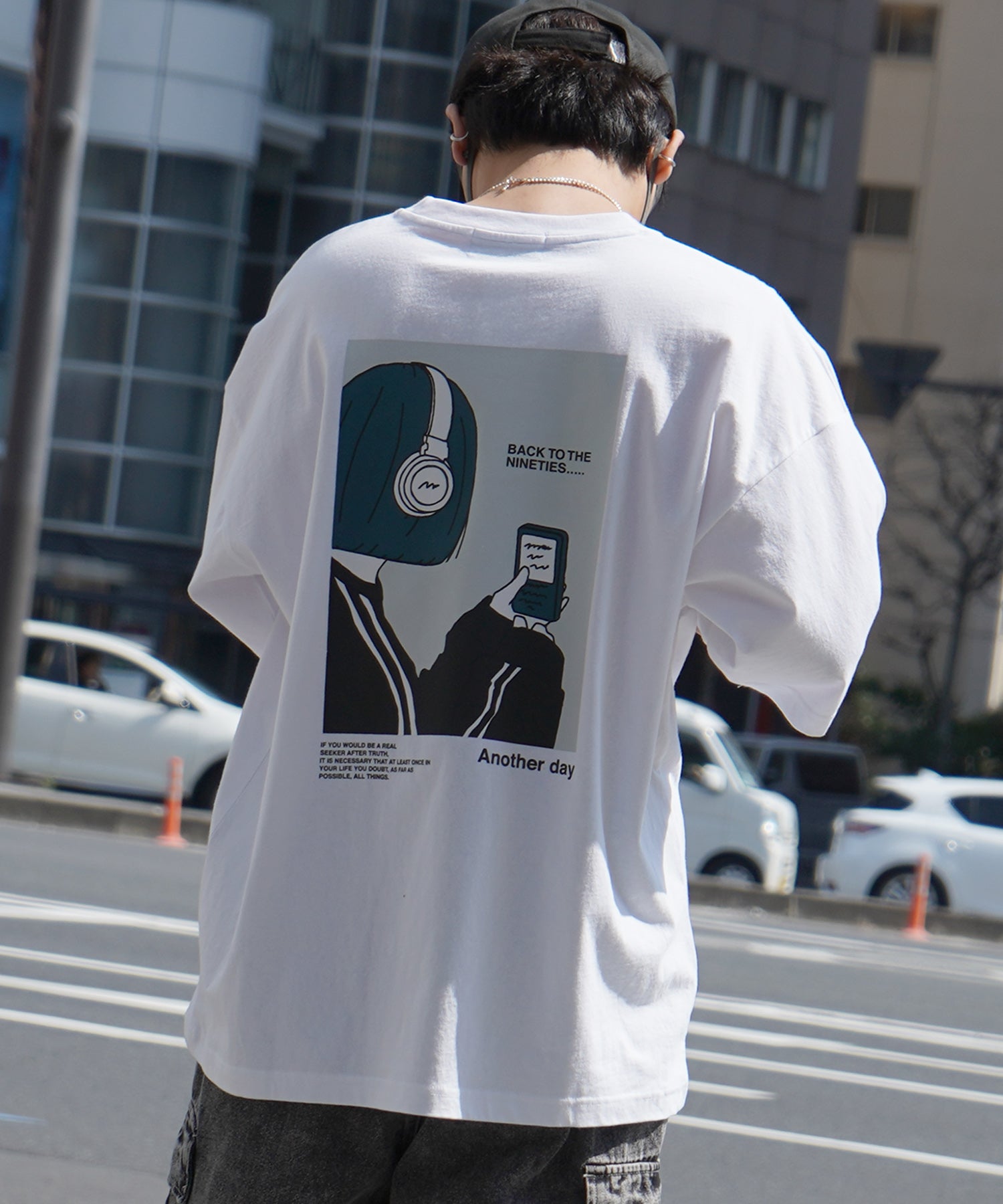 ヘッドホンガールB イラストバックプリント / ワンポイント刺繍 ビッグシルエット半袖Tシャツ