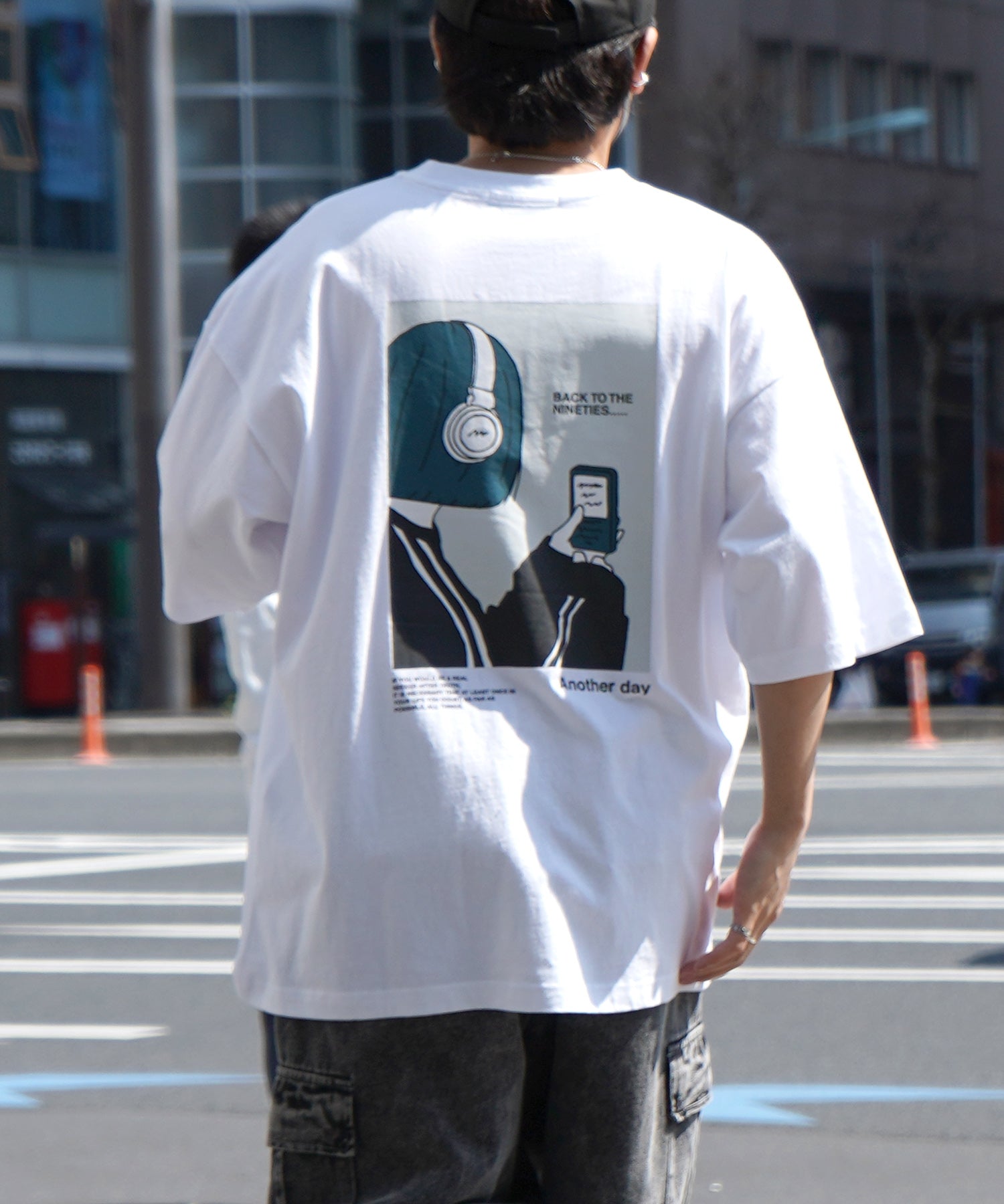 ヘッドホンガールB イラストバックプリント / ワンポイント刺繍 ビッグシルエット半袖Tシャツ