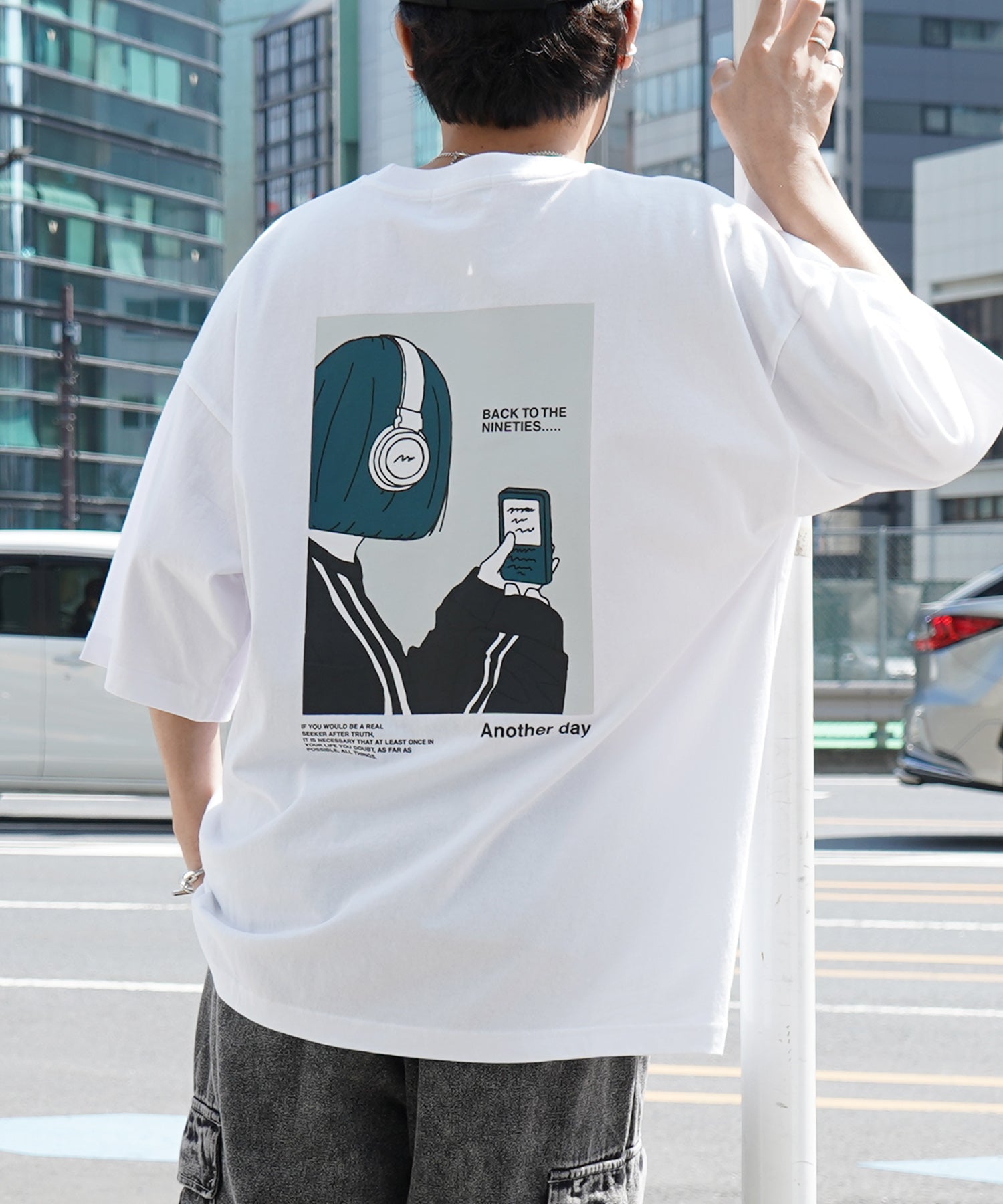 ヘッドホンガールB イラストバックプリント / ワンポイント刺繍 ビッグシルエット半袖Tシャツ