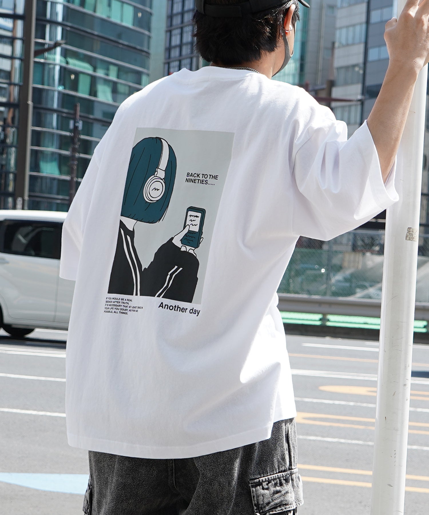 ヘッドホンガールB イラストバックプリント / ワンポイント刺繍 ビッグシルエット半袖Tシャツ