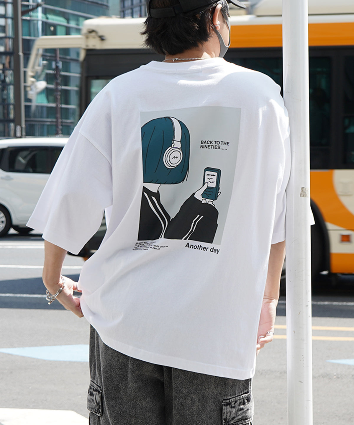 ヘッドホンガールB イラストバックプリント / ワンポイント刺繍 ビッグシルエット半袖Tシャツ