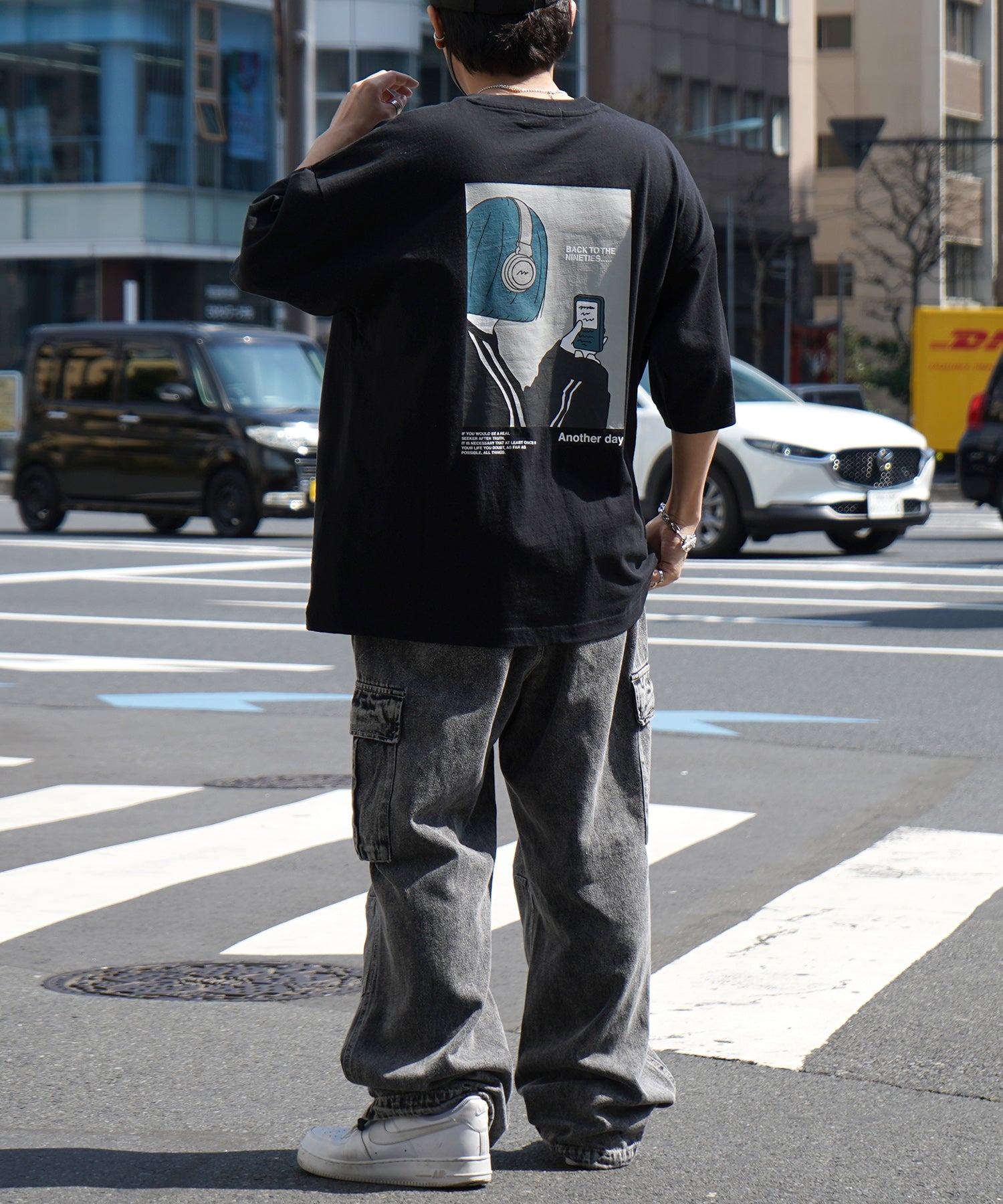 ヘッドホンガールB イラストバックプリント / ワンポイント刺繍 ビッグシルエット半袖Tシャツ