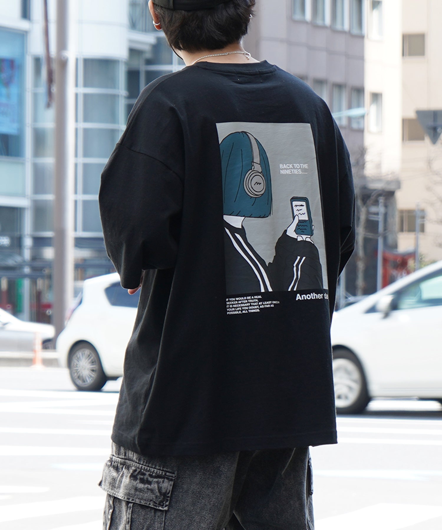 ヘッドホンガールB イラストバックプリント / ワンポイント刺繍 ビッグシルエット半袖Tシャツ