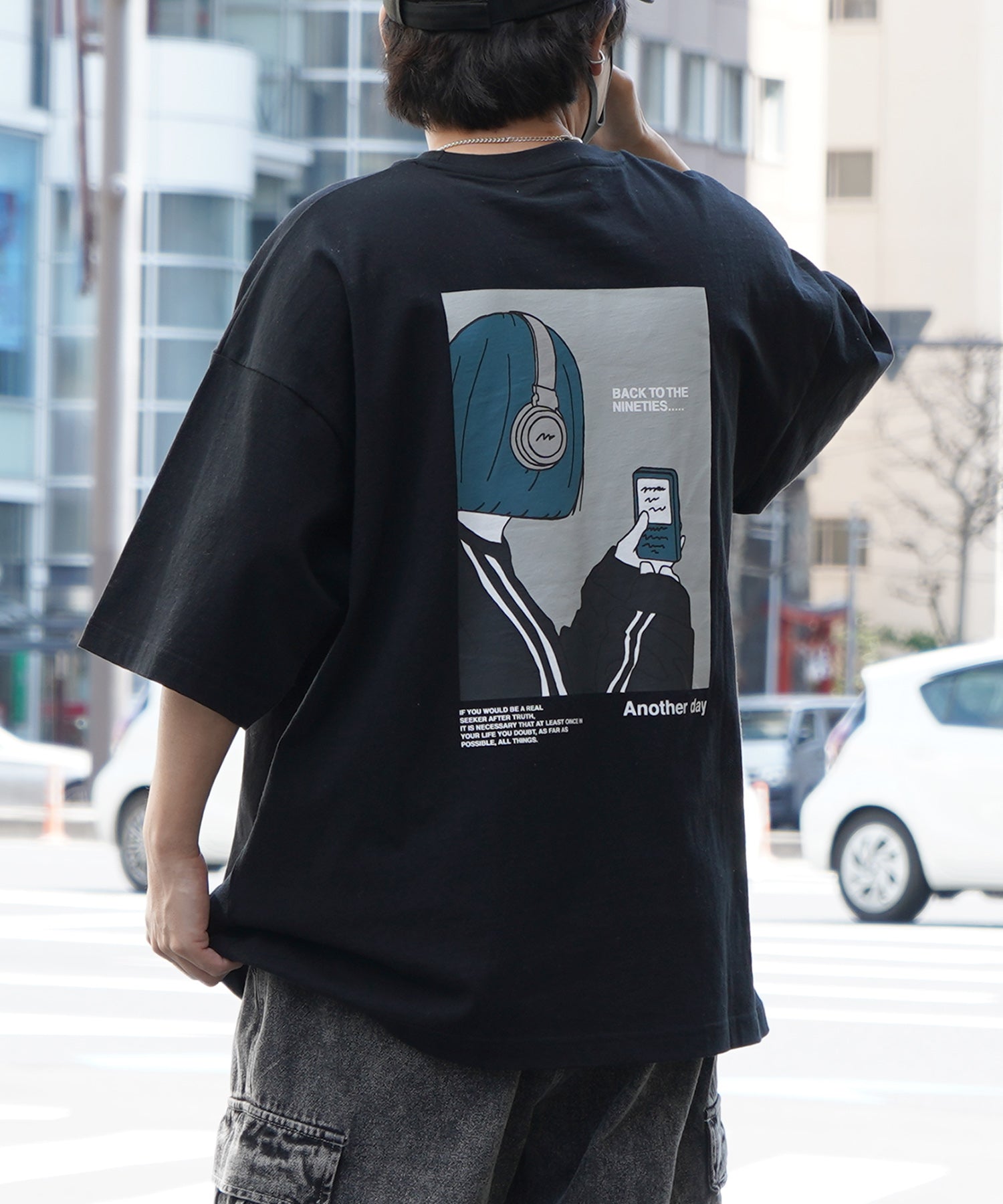 ヘッドホンガールB イラストバックプリント / ワンポイント刺繍 ビッグシルエット半袖Tシャツ