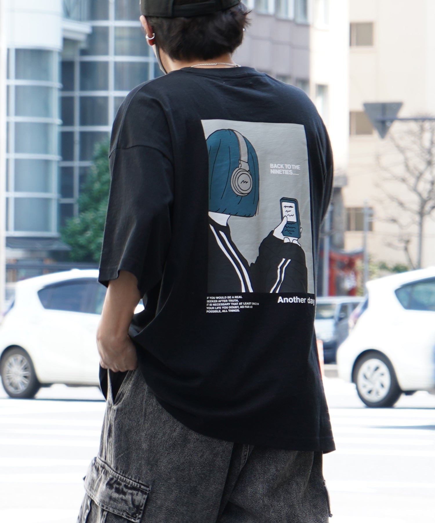 ヘッドホンガールB イラストバックプリント / ワンポイント刺繍 ビッグシルエット半袖Tシャツ