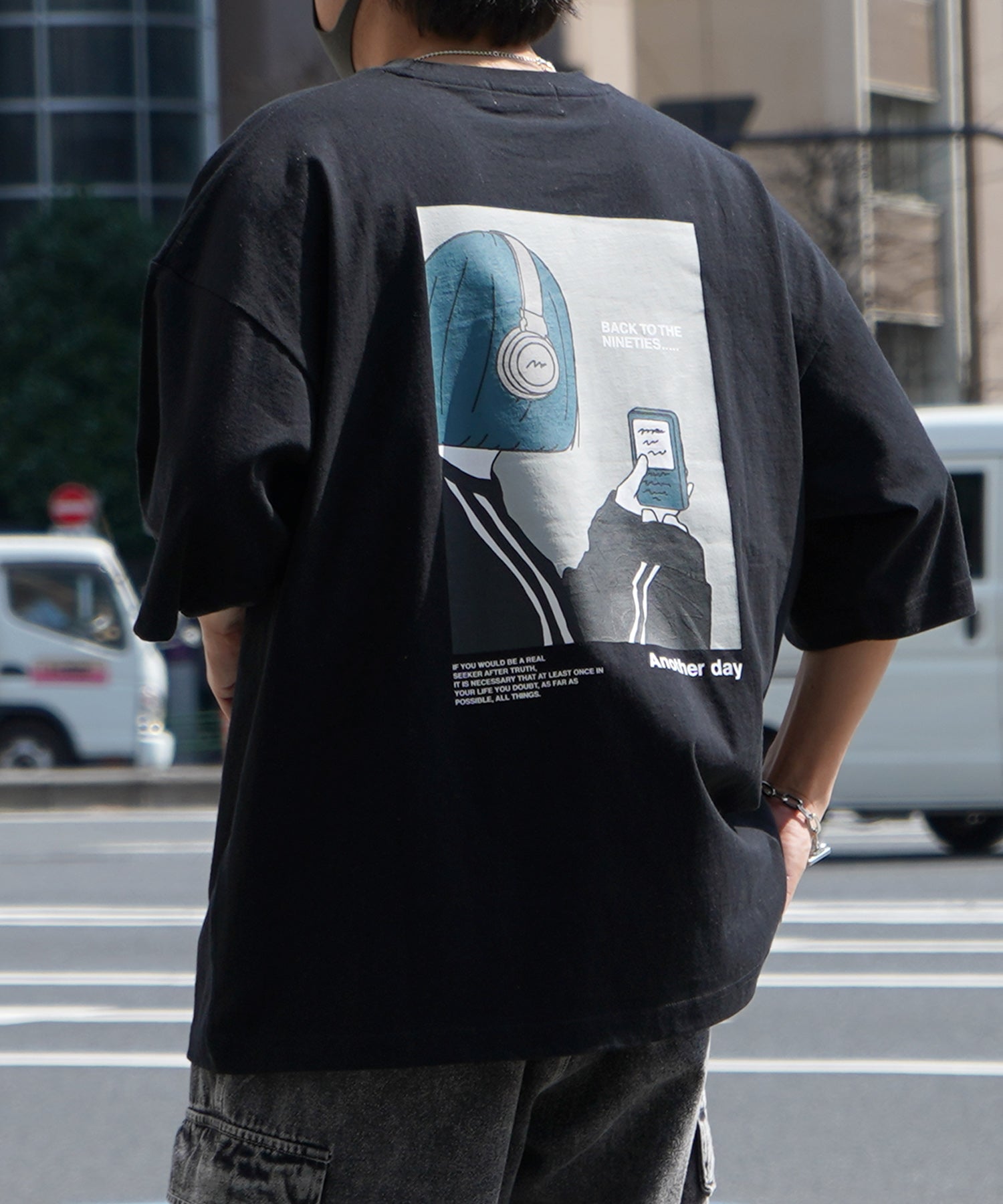 ヘッドホンガールB イラストバックプリント / ワンポイント刺繍 ビッグシルエット半袖Tシャツ