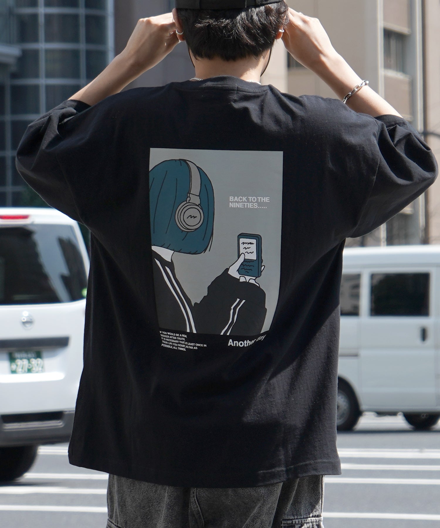 ヘッドホンガールB イラストバックプリント / ワンポイント刺繍 ビッグシルエット半袖Tシャツ