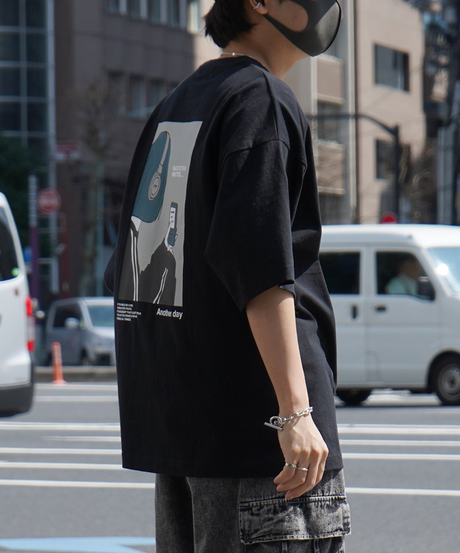 ヘッドホンガールB イラストバックプリント / ワンポイント刺繍 ビッグシルエット半袖Tシャツ