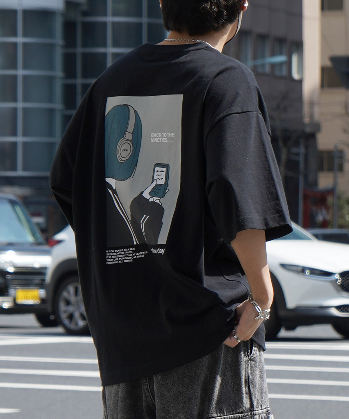 ヘッドホンガールB イラストバックプリント / ワンポイント刺繍 ビッグシルエット半袖Tシャツ