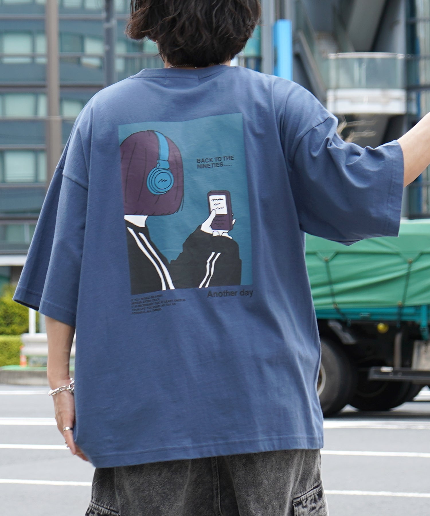 ヘッドホンガールB イラストバックプリント / ワンポイント刺繍 ビッグシルエット半袖Tシャツ