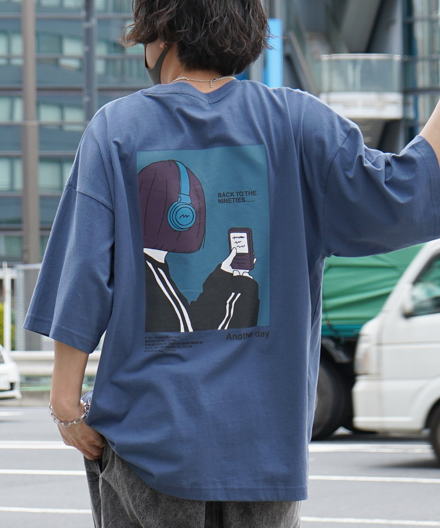 ヘッドホンガールB イラストバックプリント / ワンポイント刺繍 ビッグシルエット半袖Tシャツ