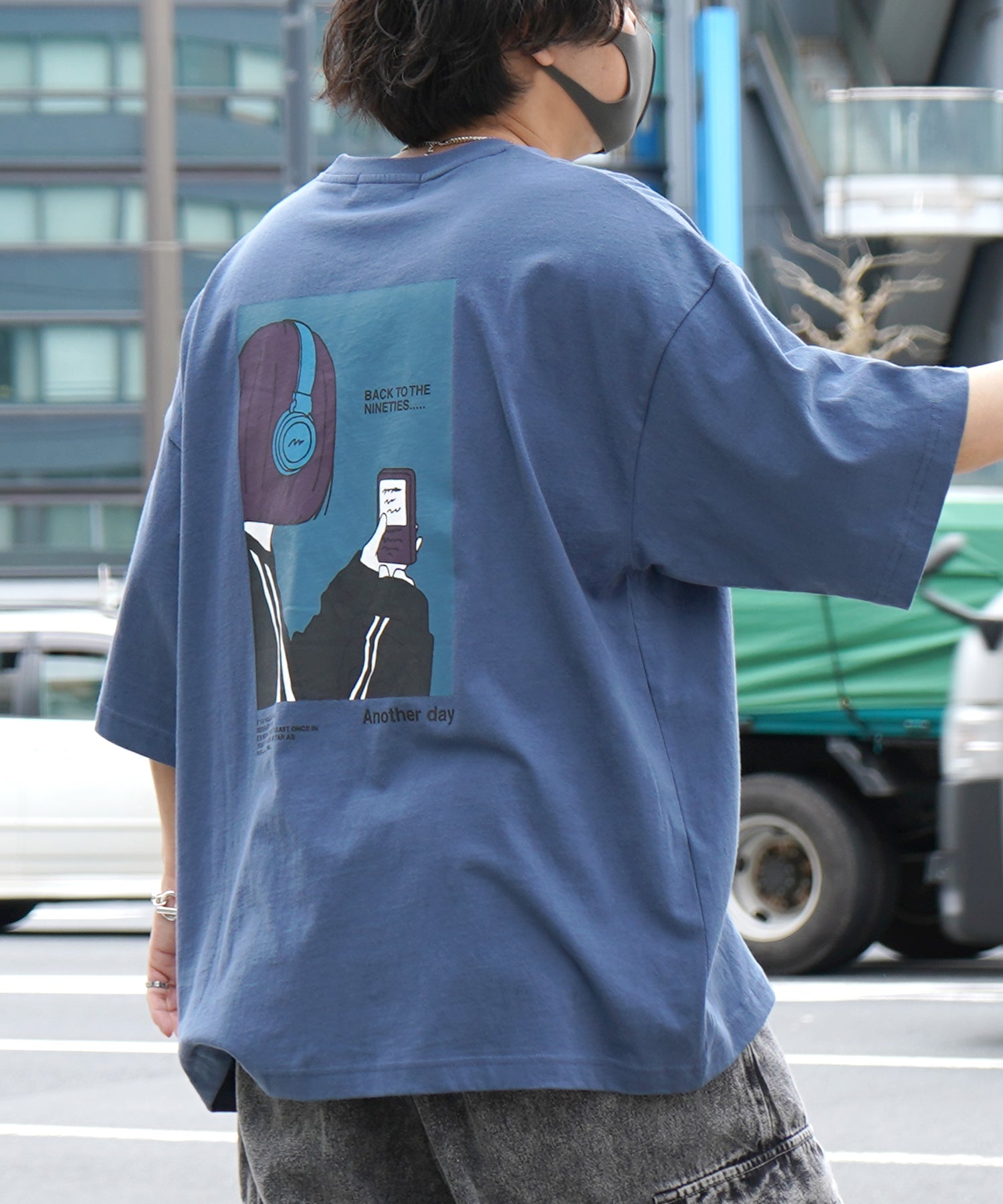 ヘッドホンガールB イラストバックプリント / ワンポイント刺繍 ビッグシルエット半袖Tシャツ