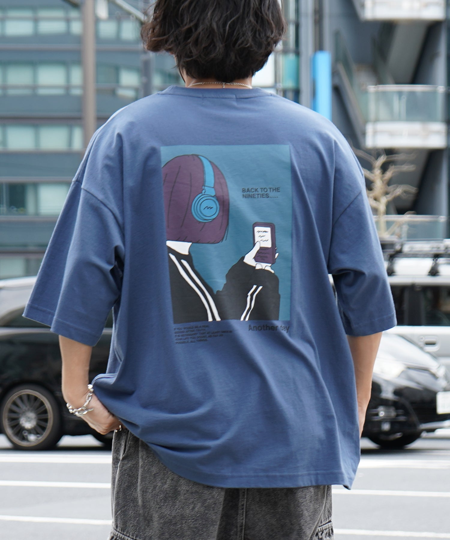 ヘッドホンガールB イラストバックプリント / ワンポイント刺繍 ビッグシルエット半袖Tシャツ