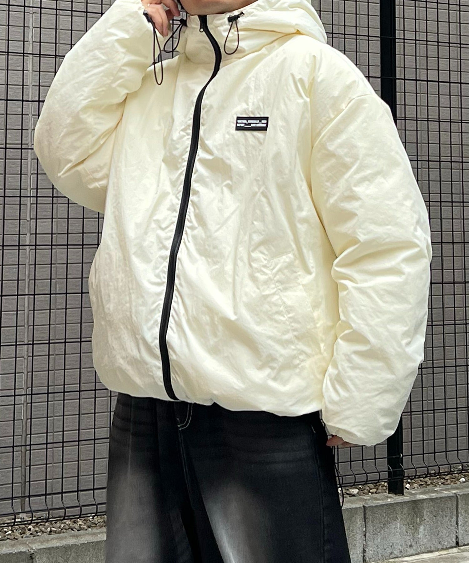ビッグシルエット ラバーワンポイントロゴ ナイロン エコダウンジャケットフーディー