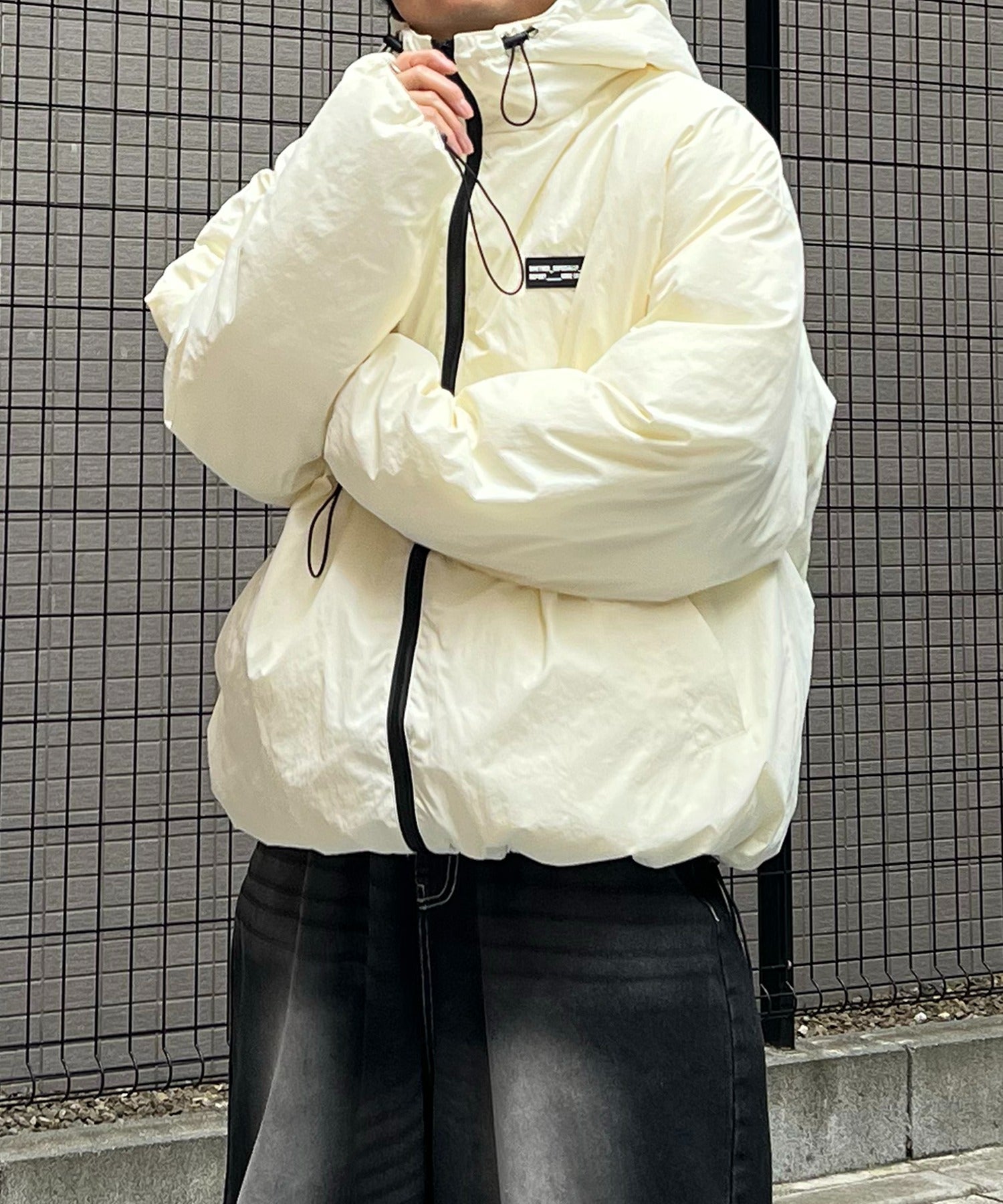 ビッグシルエット ラバーワンポイントロゴ ナイロン エコダウンジャケットフーディー