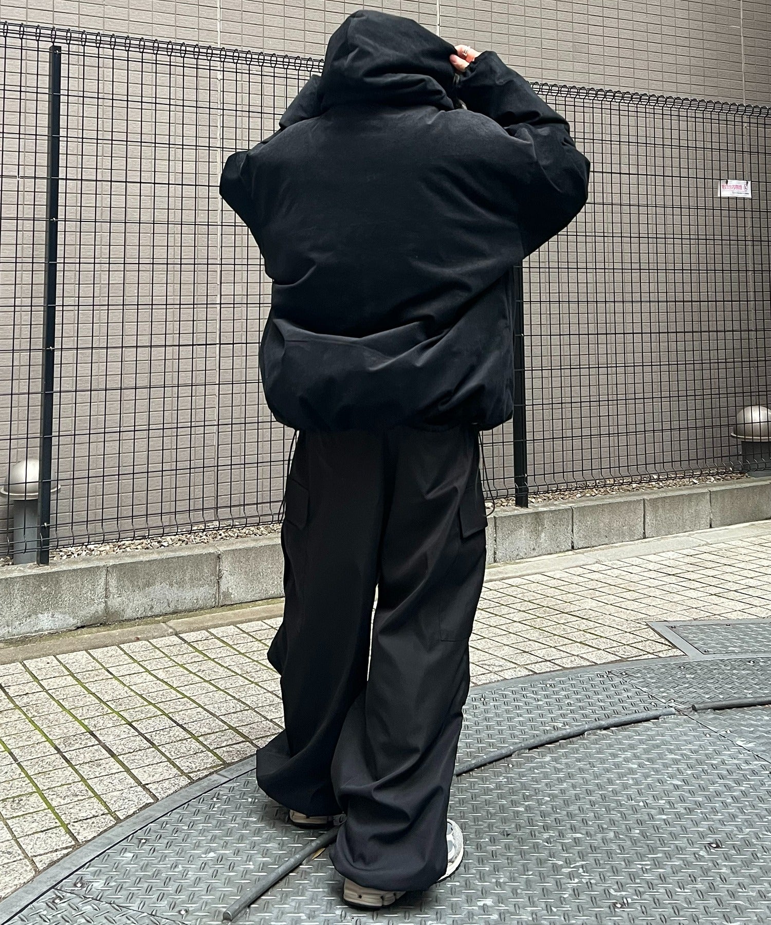 ビッグシルエット ラバーワンポイントロゴ コーデュロイ エコダウンジャケットフーディー