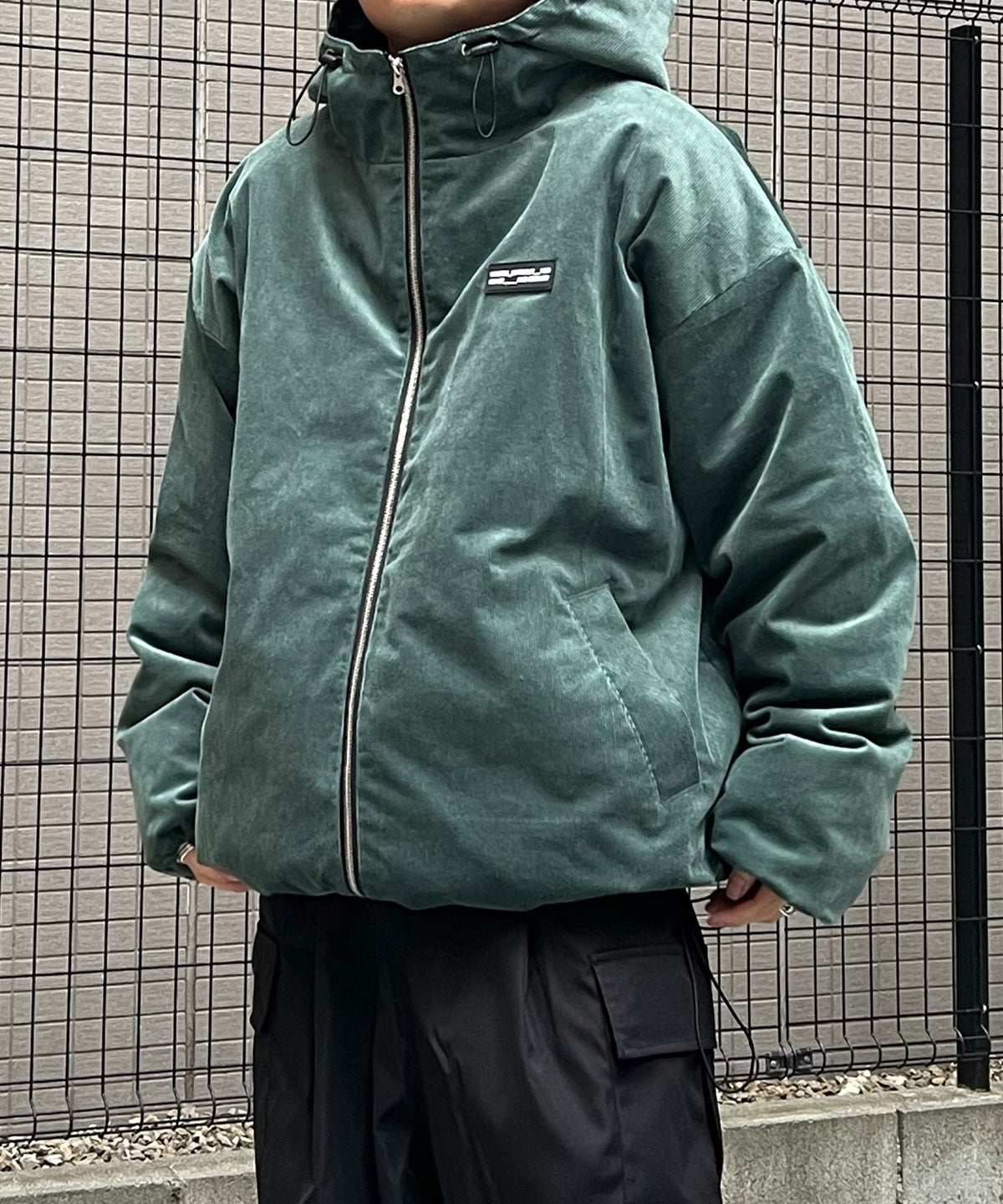 ビッグシルエット ラバーワンポイントロゴ コーデュロイ エコダウンジャケットフーディー