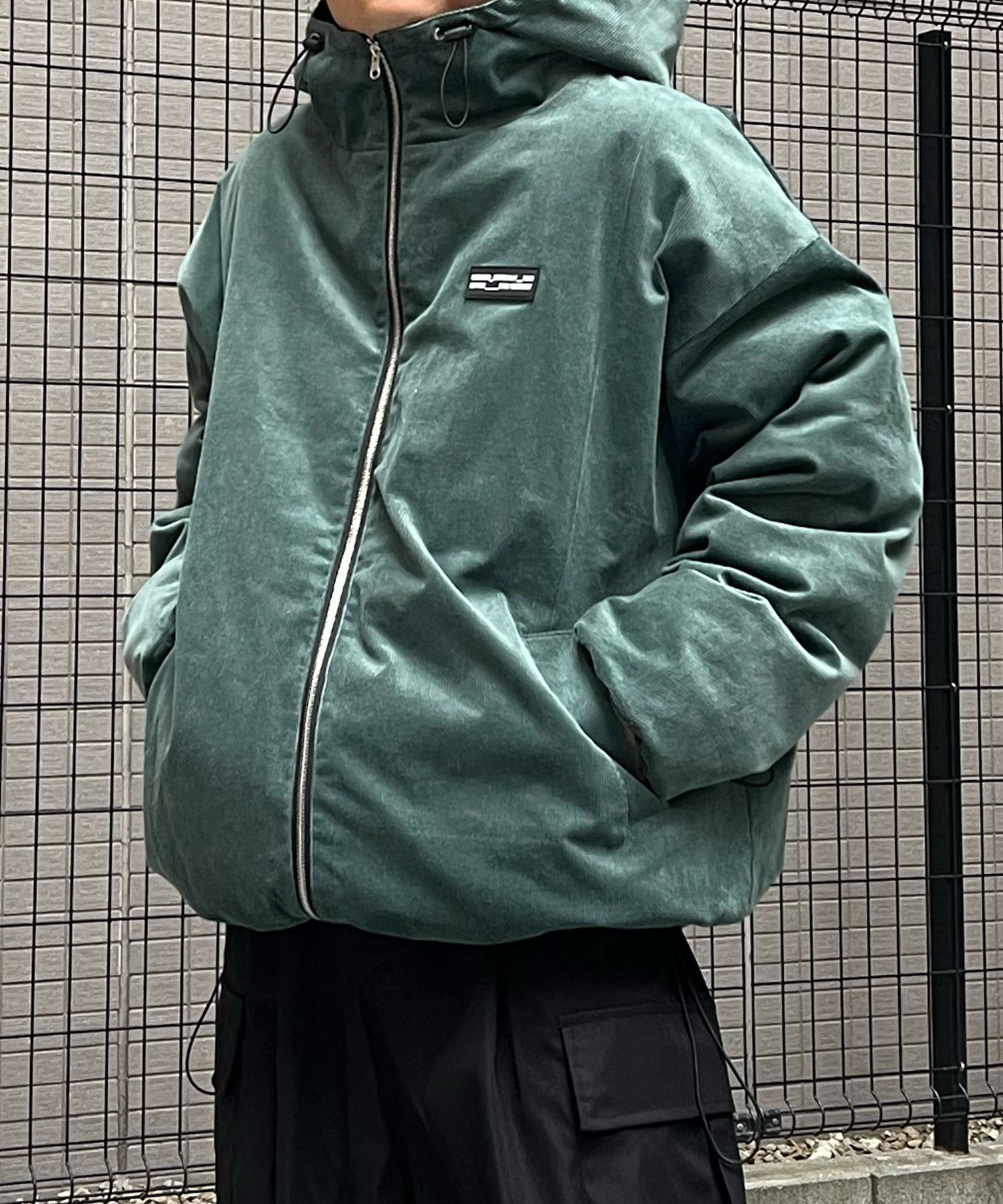 ビッグシルエット ラバーワンポイントロゴ コーデュロイ エコダウンジャケットフーディー