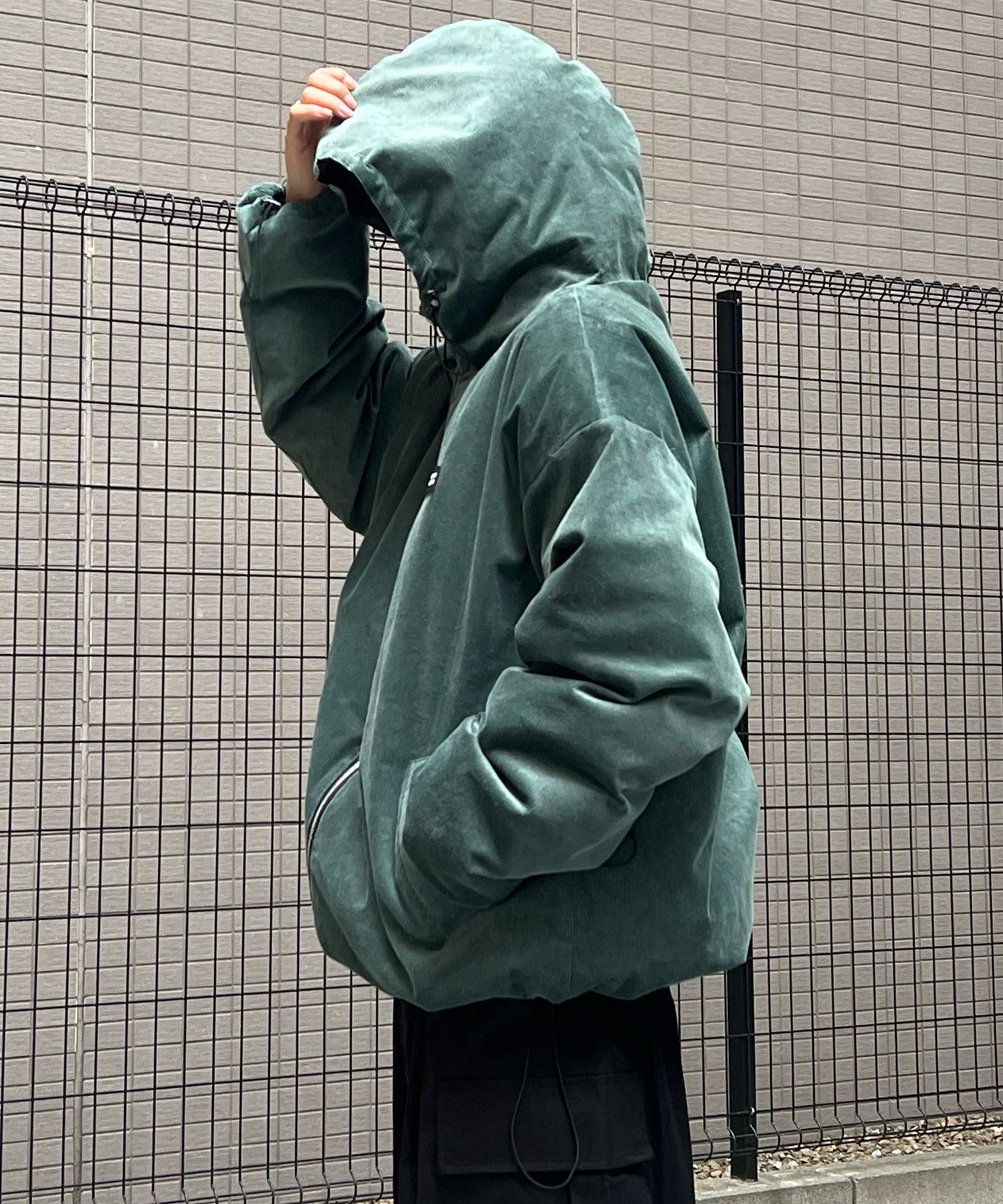 ビッグシルエット ラバーワンポイントロゴ コーデュロイ エコダウンジャケットフーディー