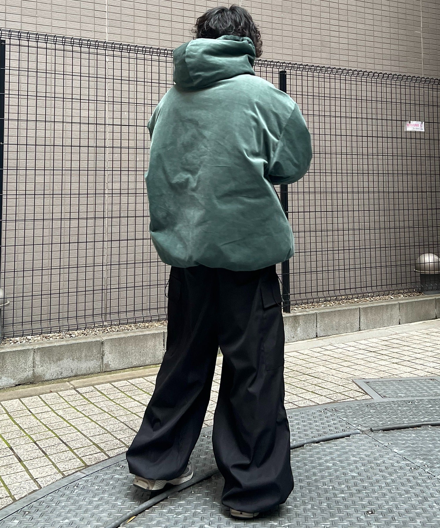 ビッグシルエット ラバーワンポイントロゴ コーデュロイ エコダウンジャケットフーディー