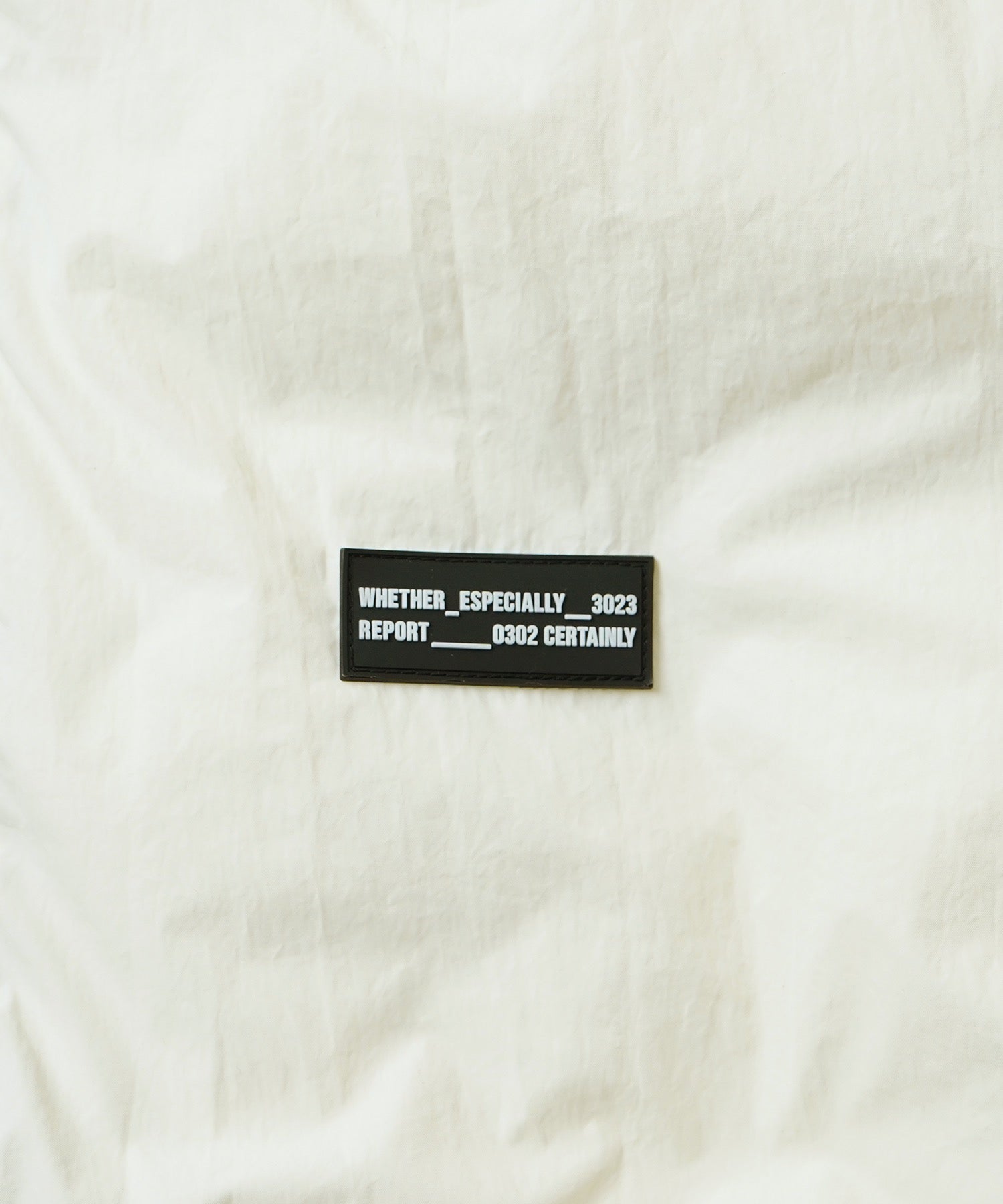 ビッグシルエット ラバーワンポイントロゴ ナイロン エコダウンジャケットフーディー