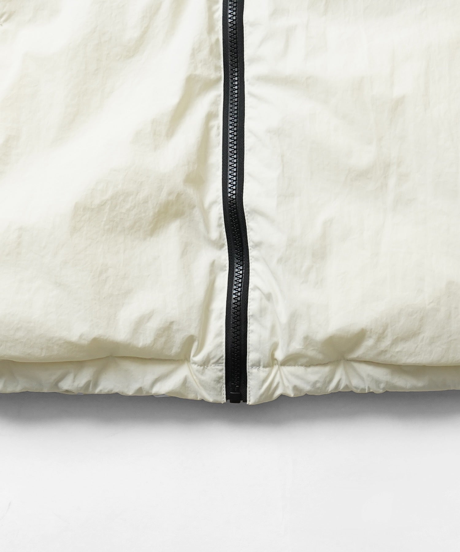 ビッグシルエット ラバーワンポイントロゴ ナイロン エコダウンジャケットフーディー