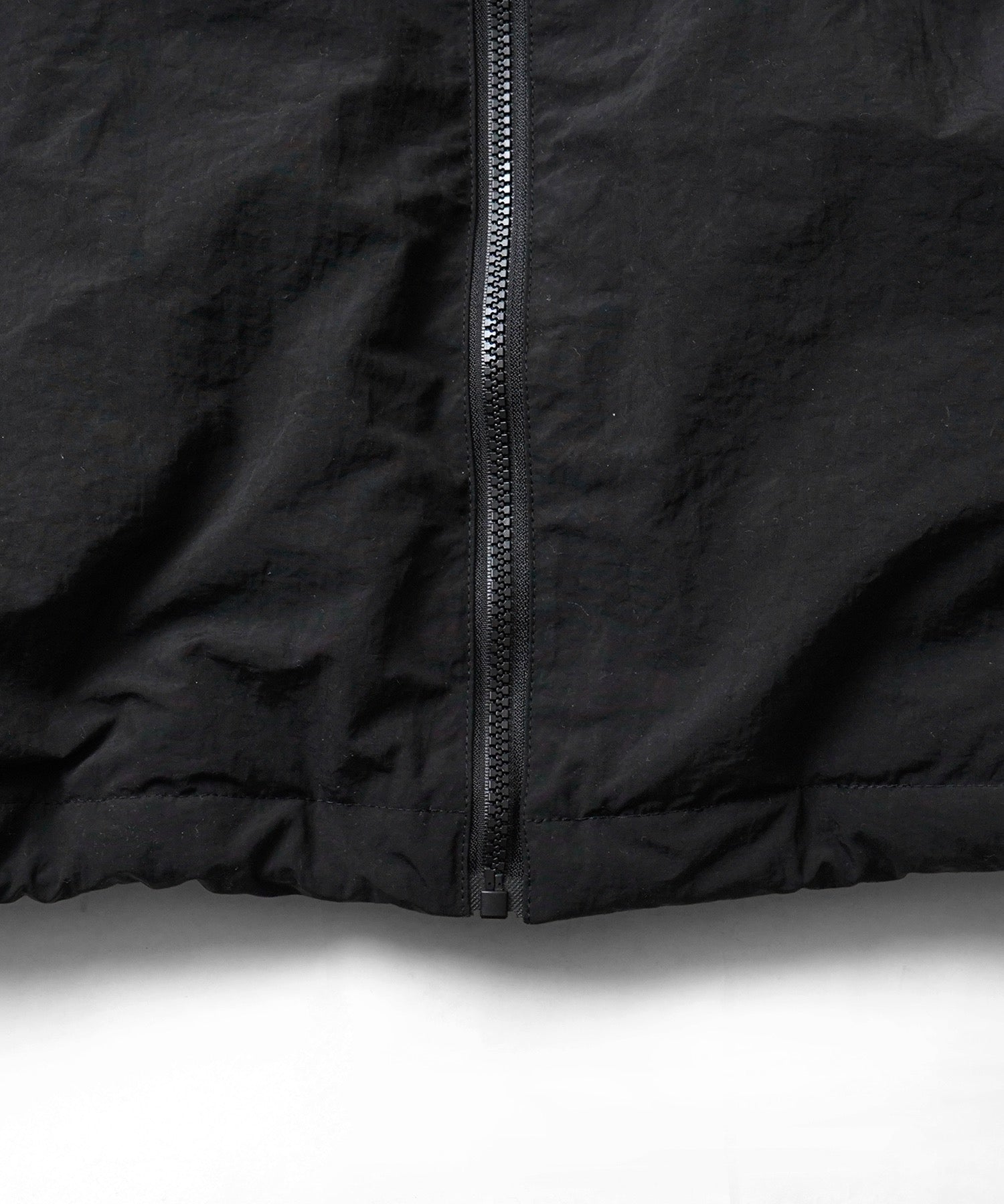 ビッグシルエット ラバーワンポイントロゴ ナイロン エコダウンジャケットフーディー