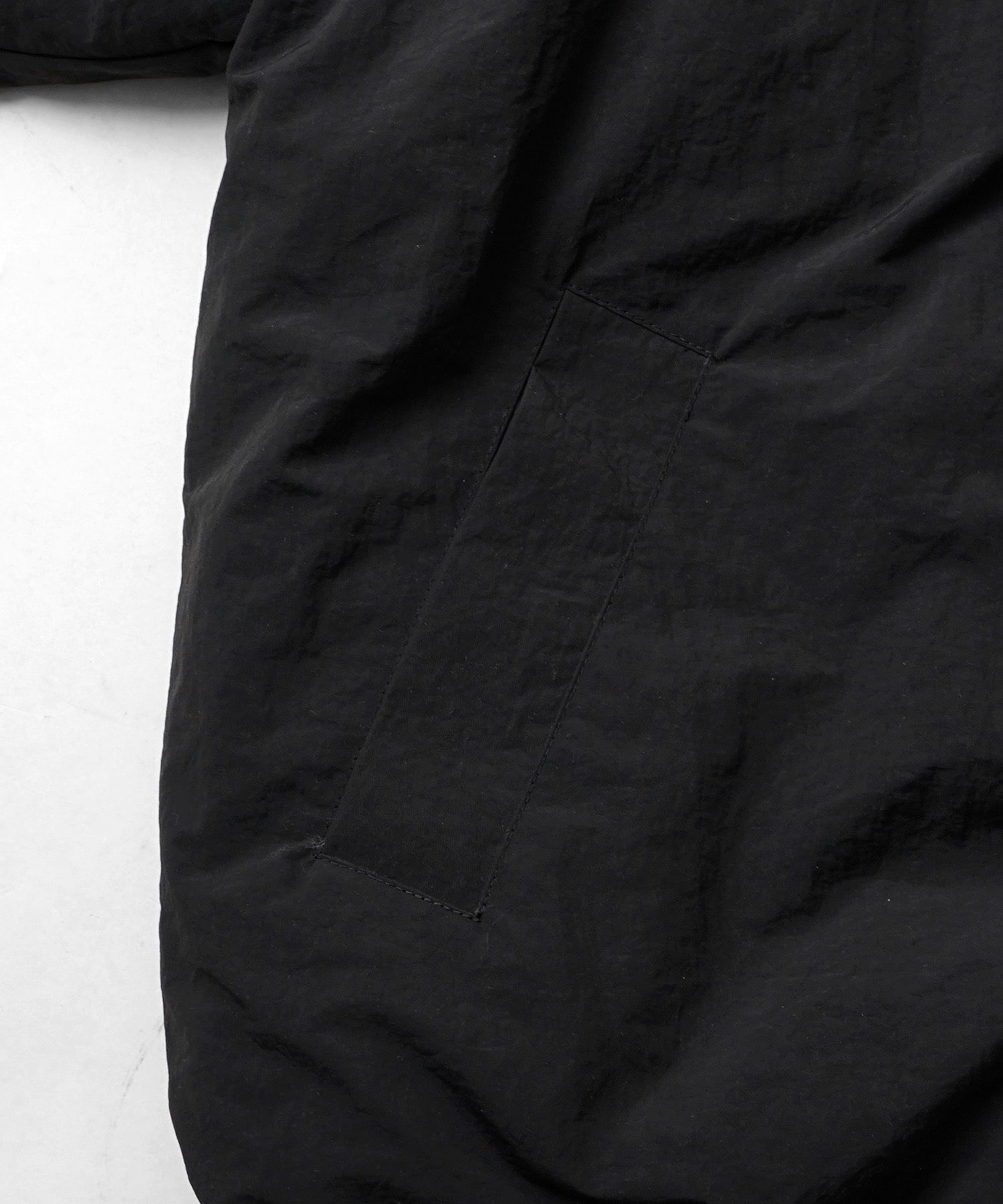 ビッグシルエット ラバーワンポイントロゴ ナイロン エコダウンジャケットフーディー