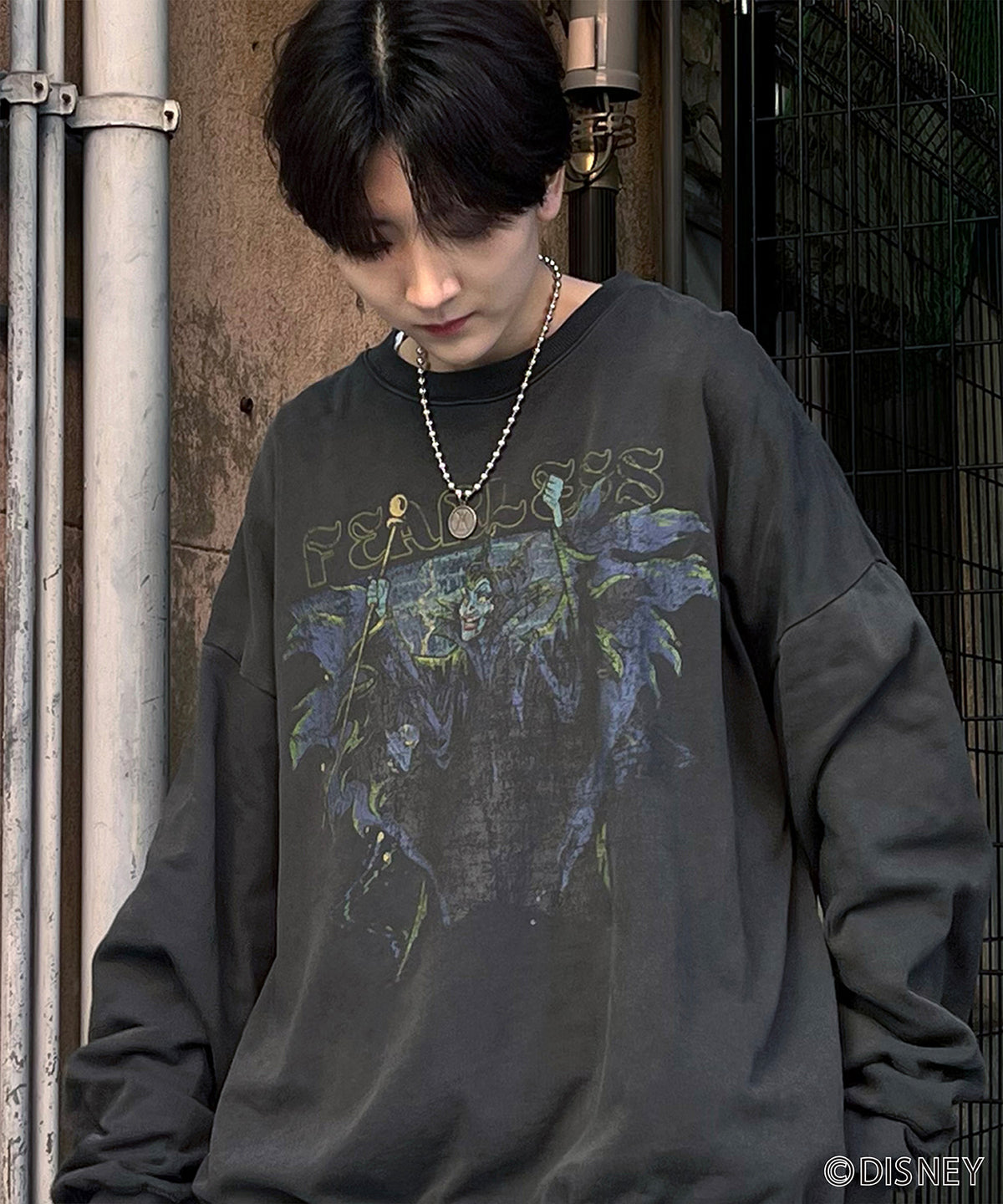 【Disney Villains / ディズニーヴィランズ】MALEFICENT / マレフィセント ビッグシルエット ヴィンテージライク ピグメント加工 レトロプリントスウェットプルオーバー