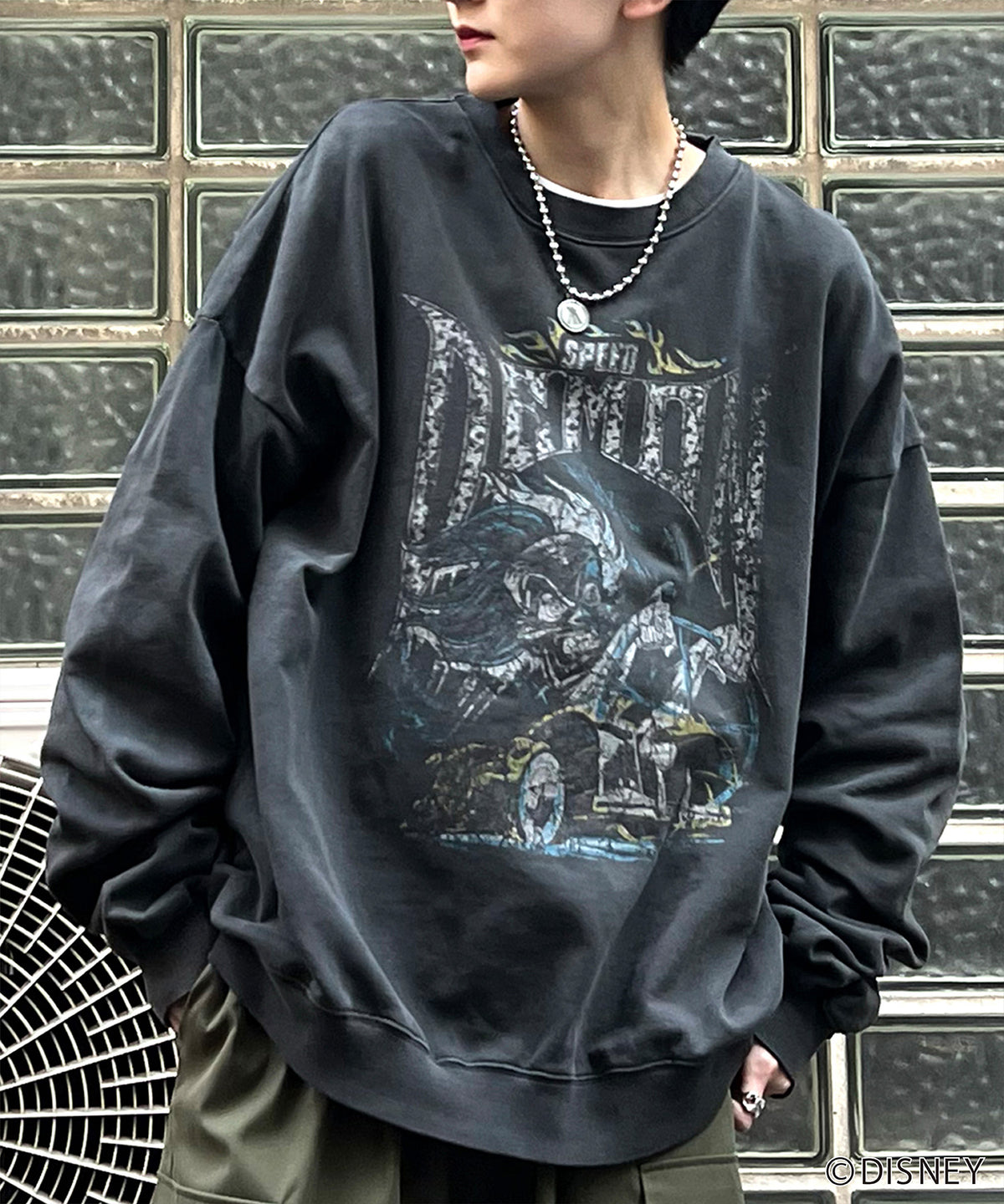 【Disney Villains / ディズニーヴィランズ】 CRUELLA / クルエラ ビッグシルエット ヴィンテージライク ピグメント加工 レトロプリントスウェットプルオーバー