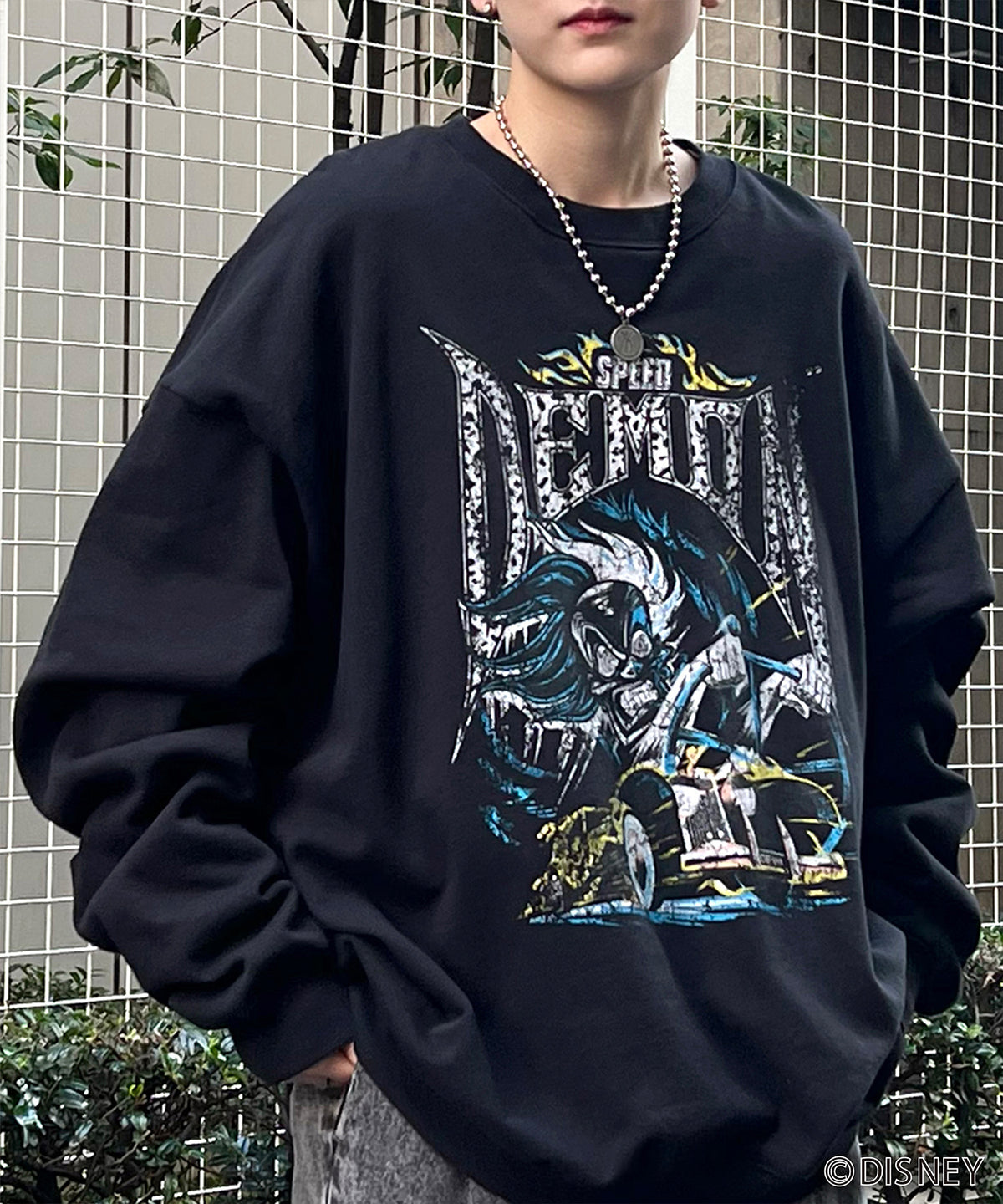 【Disney Villains / ディズニーヴィランズ】 CRUELLA / クルエラ ビッグシルエット ヴィンテージライク ピグメント加工 レトロプリントスウェットプルオーバー