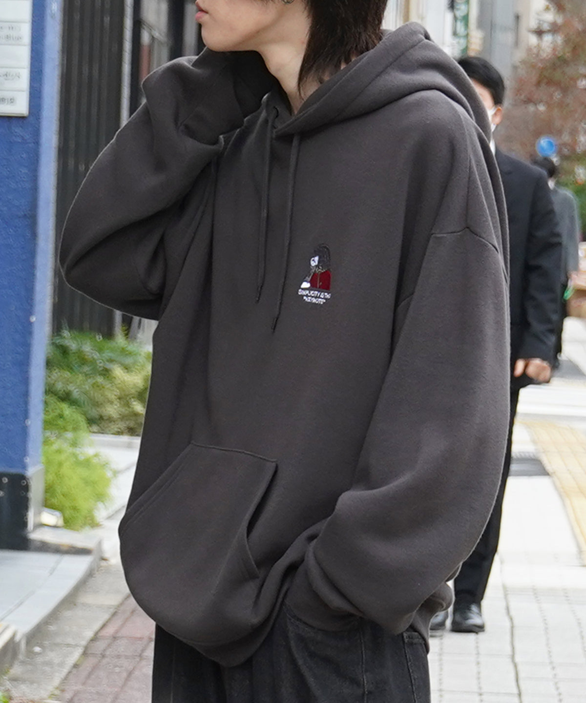 アームカバーガール イラストワンポイント刺繍 ビッグシルエット 裏起毛プルオーバーパーカー