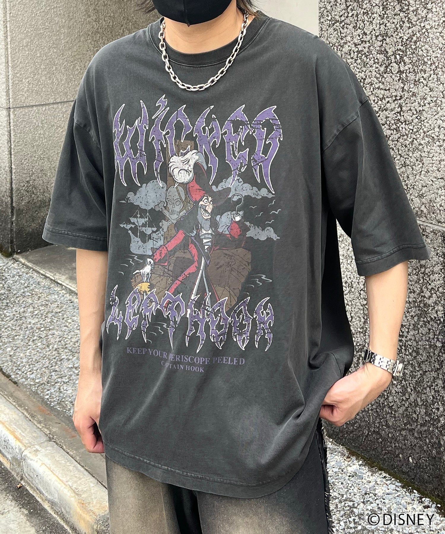 【Disney Villains / ディズニーヴィランズ】CAPTAIN FOOK / フック船長 ヴィンテージライク ピグメント加工 ビッグシルエット 半袖プリントTシャツ