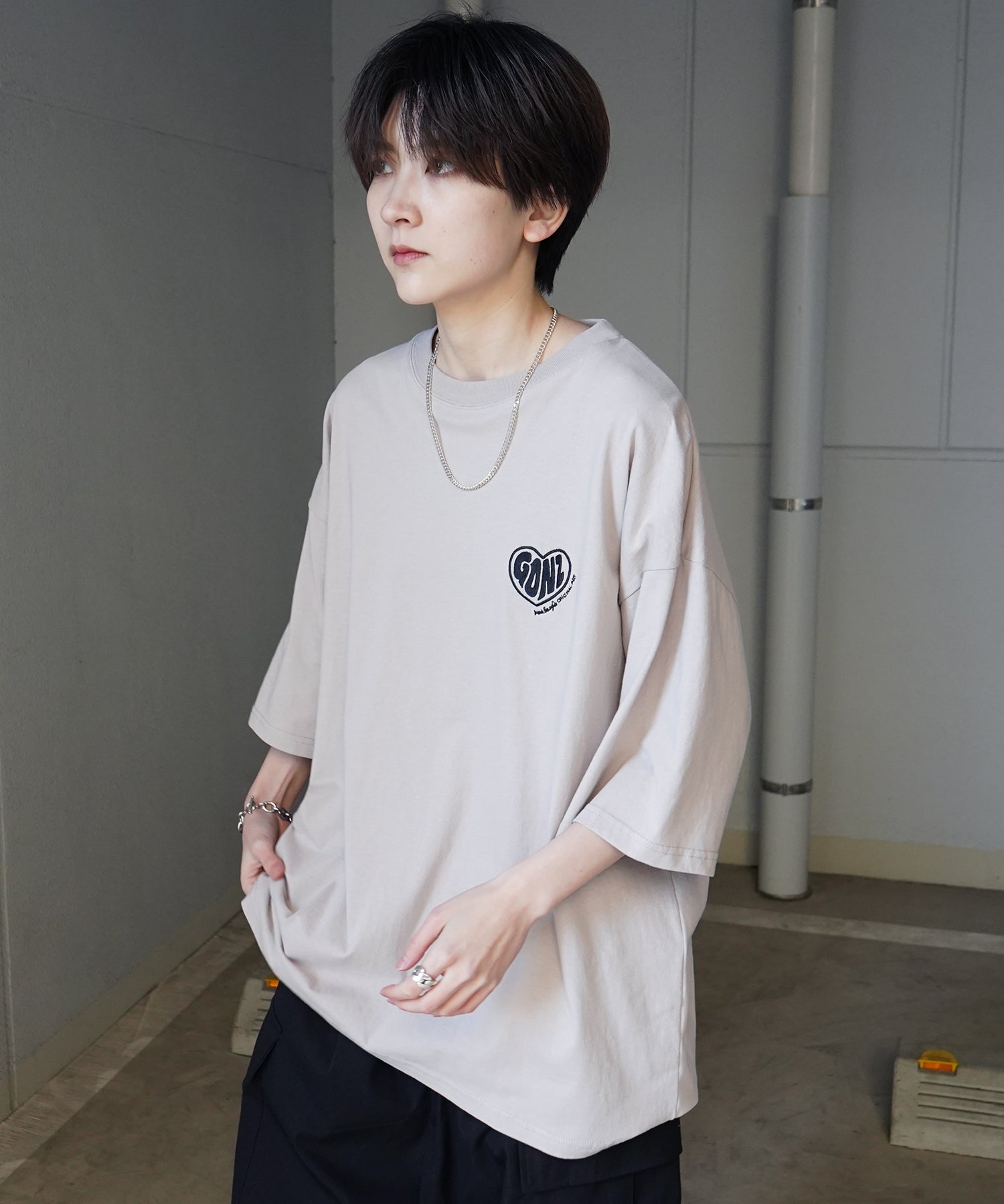 【MARK GONZALES ARTWORK COLLECTION / マーク ゴンザレス】フロント / バックプリント ワンポイント刺繍 モチーフ ビッグシルエットTシャツ