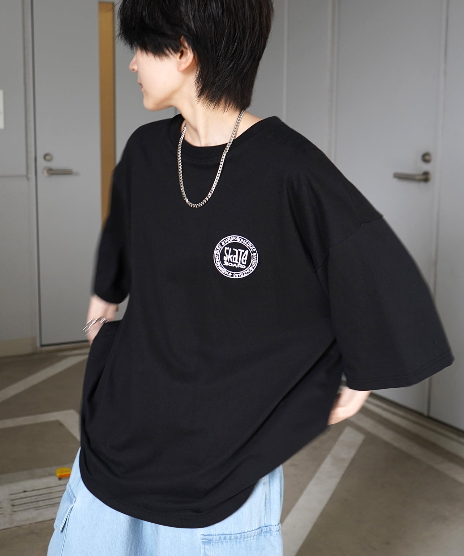 【MARK GONZALES ARTWORK COLLECTION / マーク ゴンザレス】フロント / バックプリント ワンポイント刺繍 モチーフ ビッグシルエットTシャツ