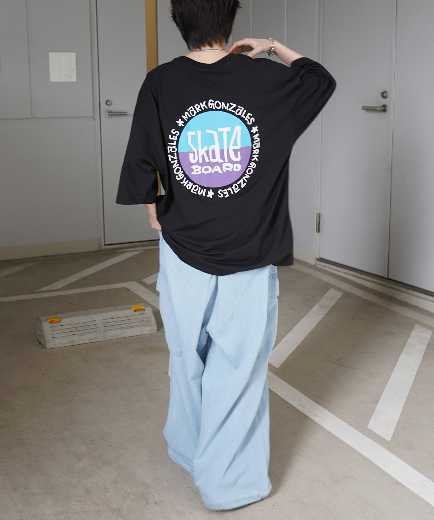 【MARK GONZALES ARTWORK COLLECTION / マーク ゴンザレス】フロント / バックプリント ワンポイント刺繍 モチーフ ビッグシルエットTシャツ