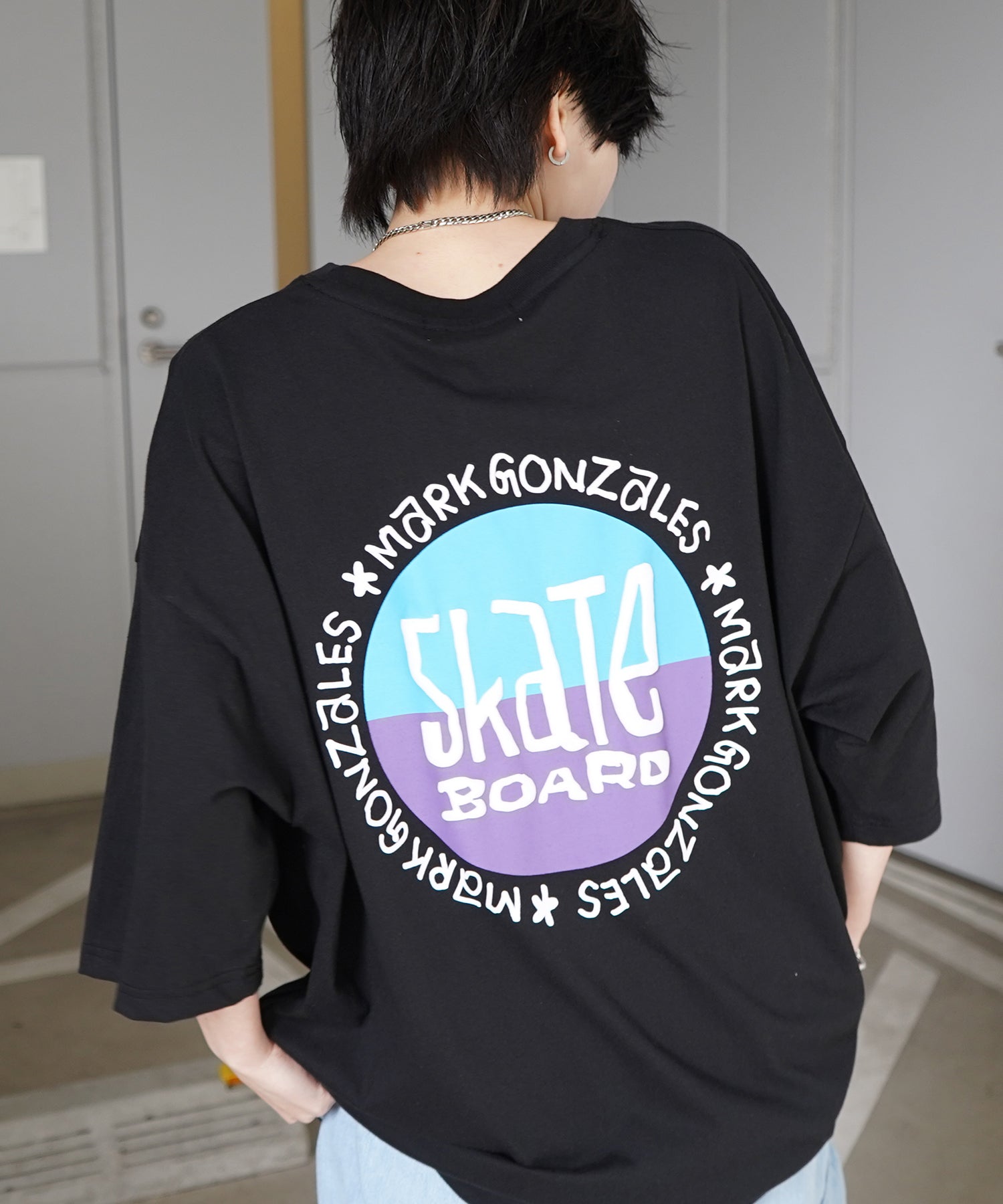 【MARK GONZALES ARTWORK COLLECTION / マーク ゴンザレス】フロント / バックプリント ワンポイント刺繍 モチーフ ビッグシルエットTシャツ