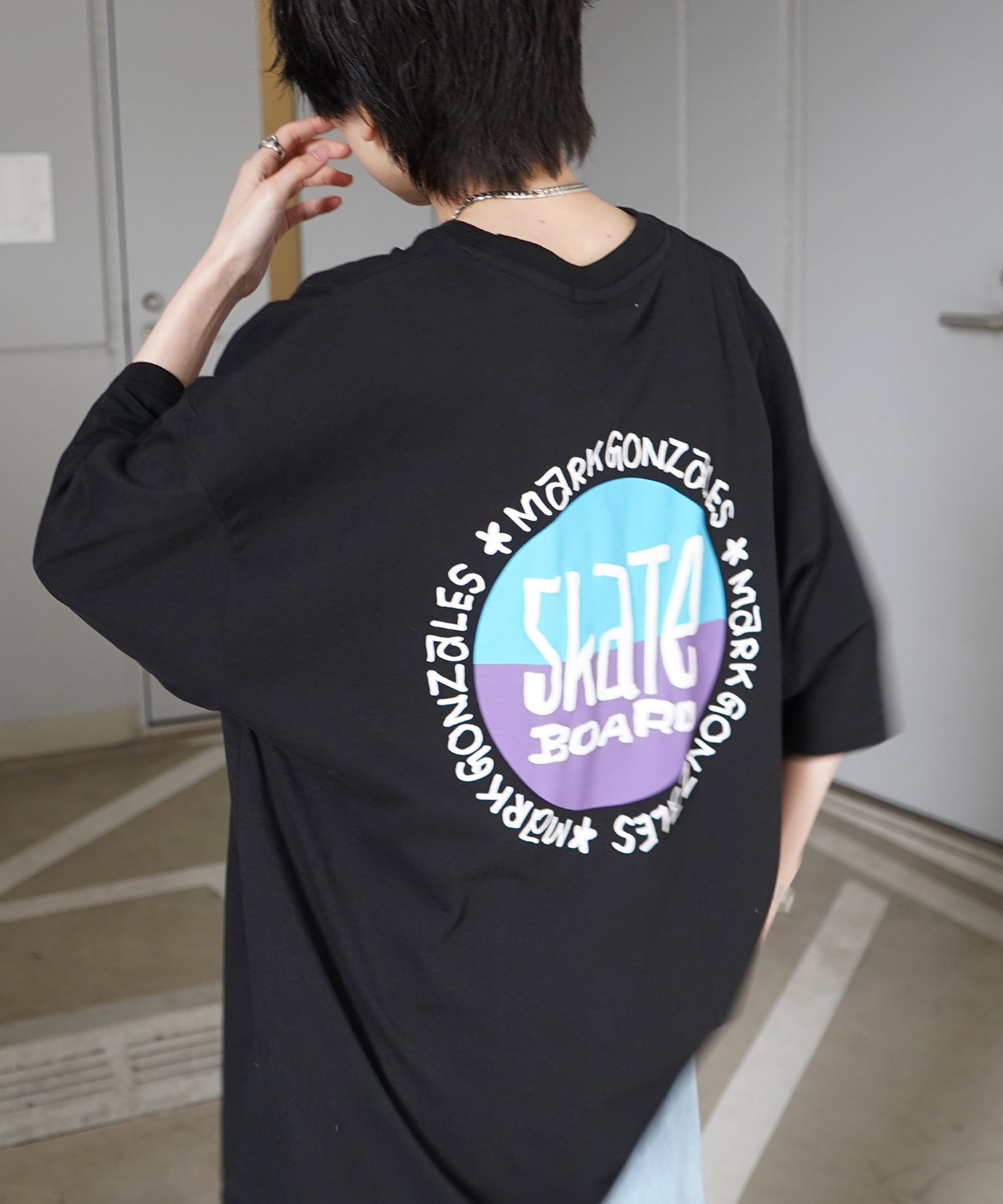 【MARK GONZALES ARTWORK COLLECTION / マーク ゴンザレス】フロント / バックプリント ワンポイント刺繍 モチーフ ビッグシルエットTシャツ