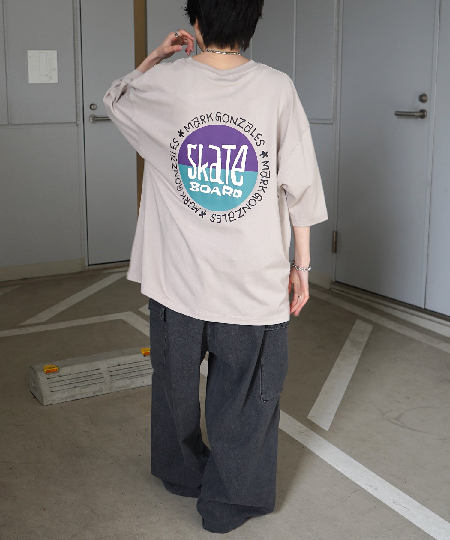 【MARK GONZALES ARTWORK COLLECTION / マーク ゴンザレス】フロント / バックプリント ワンポイント刺繍 モチーフ ビッグシルエットTシャツ