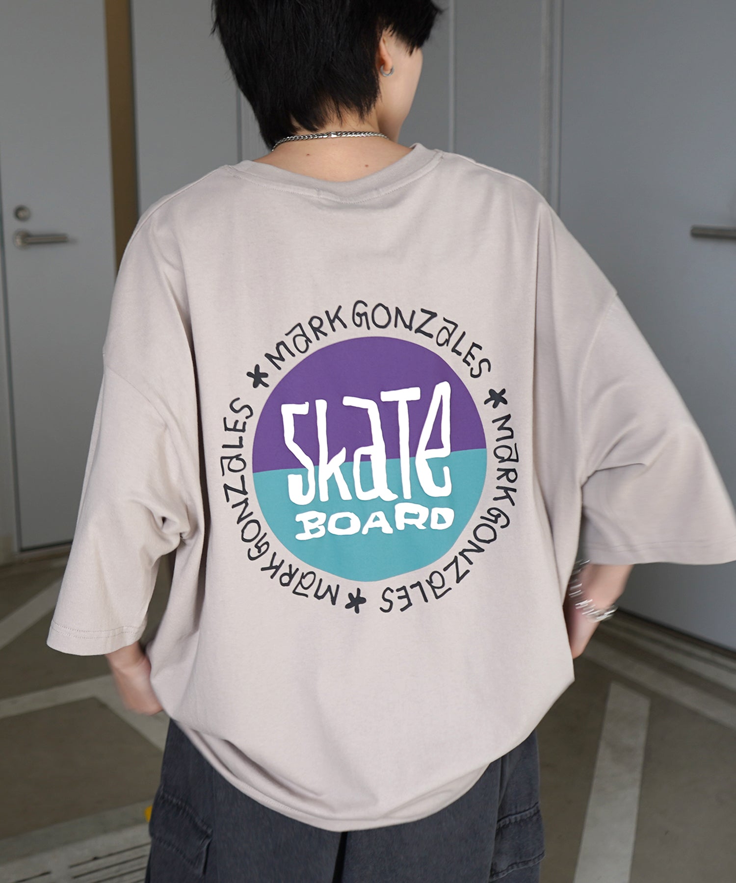 【MARK GONZALES ARTWORK COLLECTION / マーク ゴンザレス】フロント / バックプリント ワンポイント刺繍 モチーフ ビッグシルエットTシャツ
