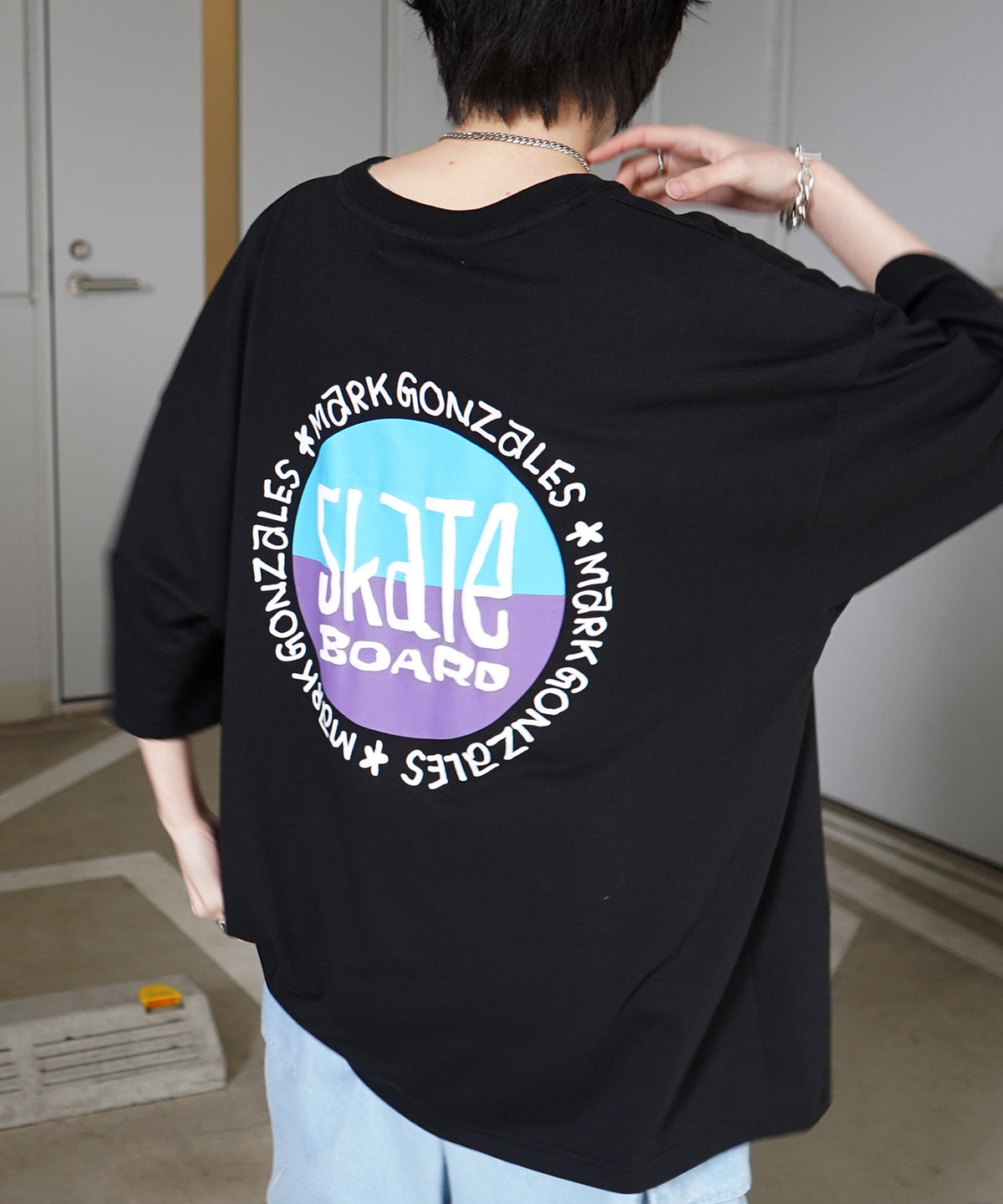 【MARK GONZALES ARTWORK COLLECTION / マーク ゴンザレス】フロント / バックプリント ワンポイント刺繍 モチーフ ビッグシルエットTシャツ