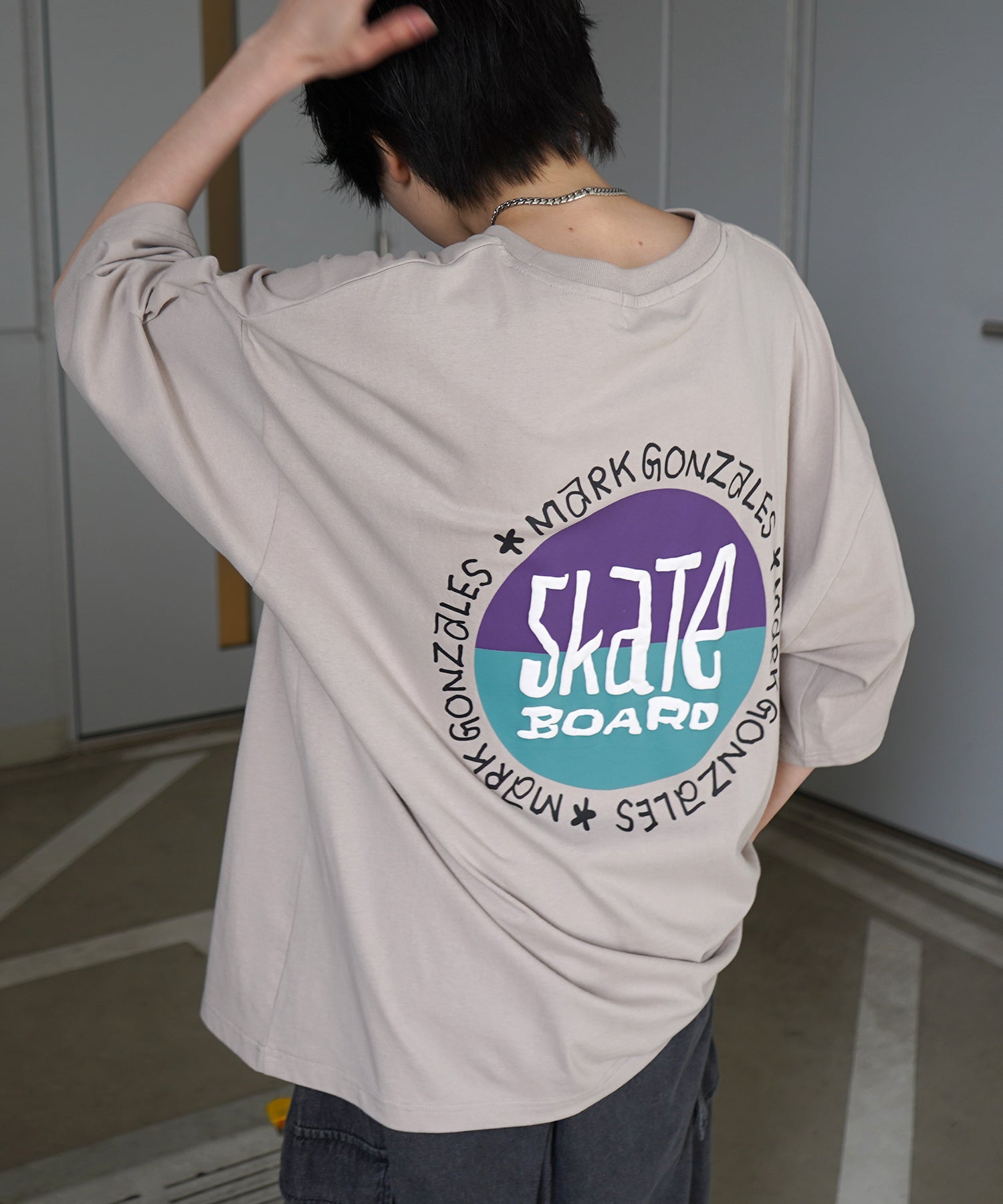 【MARK GONZALES ARTWORK COLLECTION / マーク ゴンザレス】フロント / バックプリント ワンポイント刺繍 モチーフ ビッグシルエットTシャツ