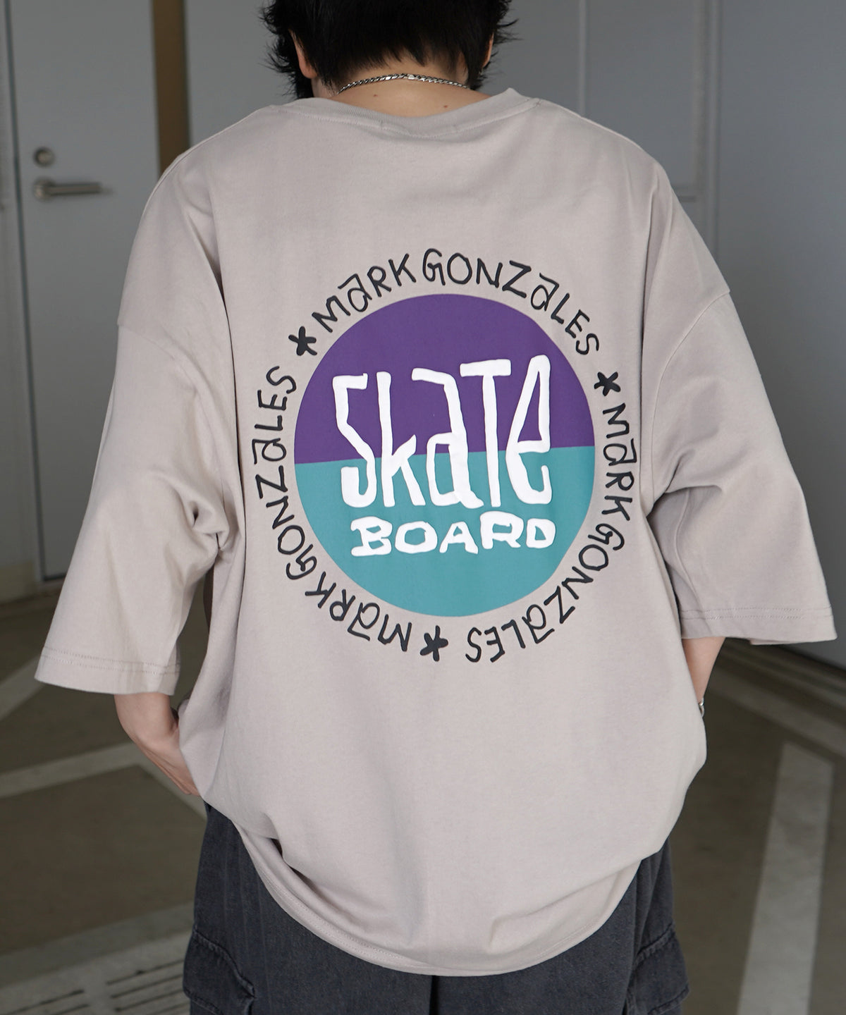 【MARK GONZALES ARTWORK COLLECTION / マーク ゴンザレス】フロント / バックプリント ワンポイント刺繍 モチーフ ビッグシルエットTシャツ