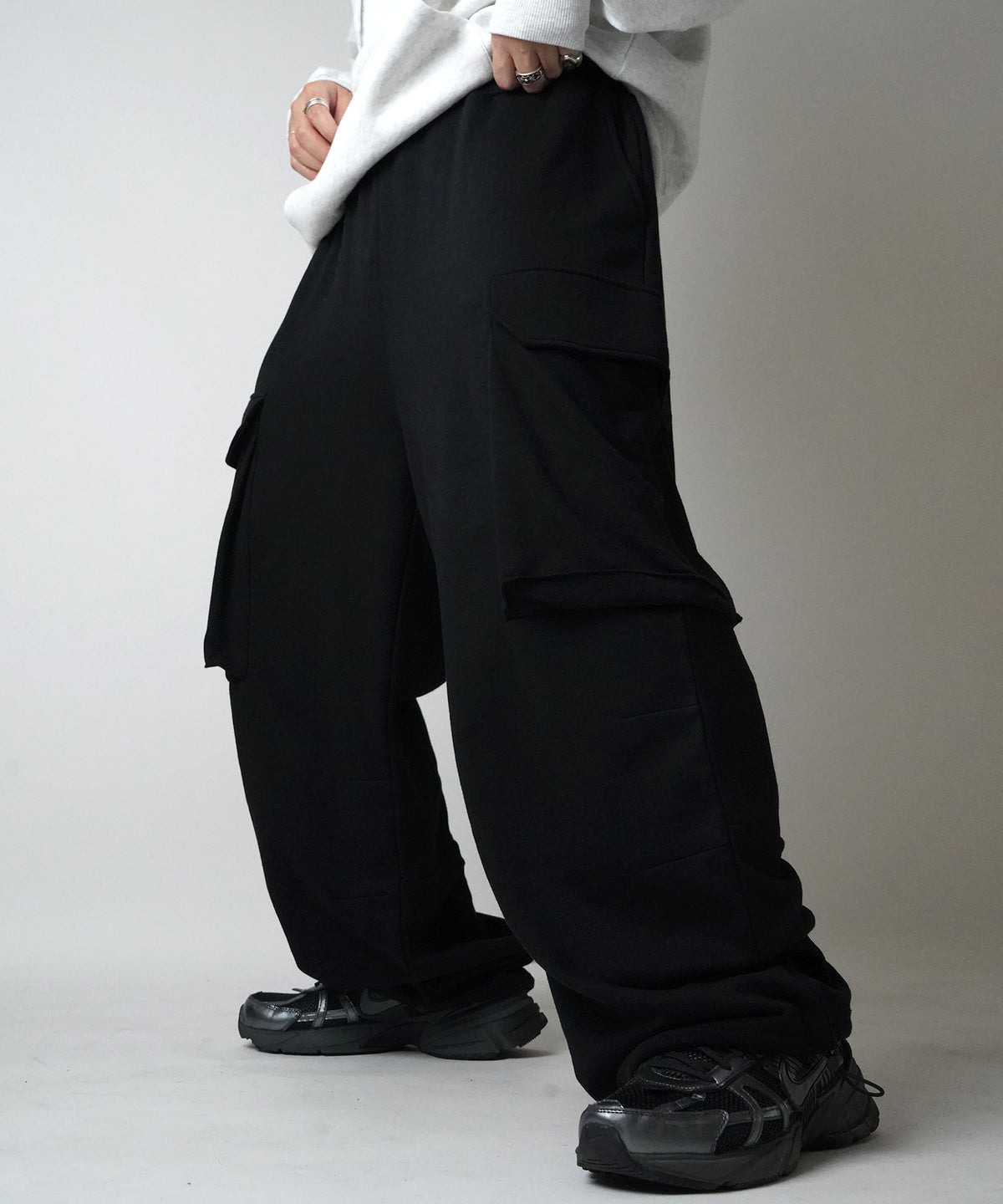 ビッグポケット 裾ドローコード ワイドシルエット 裏毛スウェットカーゴパンツ