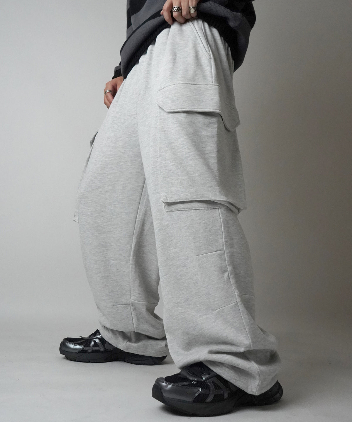 ビッグポケット 裾ドローコード ワイドシルエット 裏毛スウェットカーゴパンツ