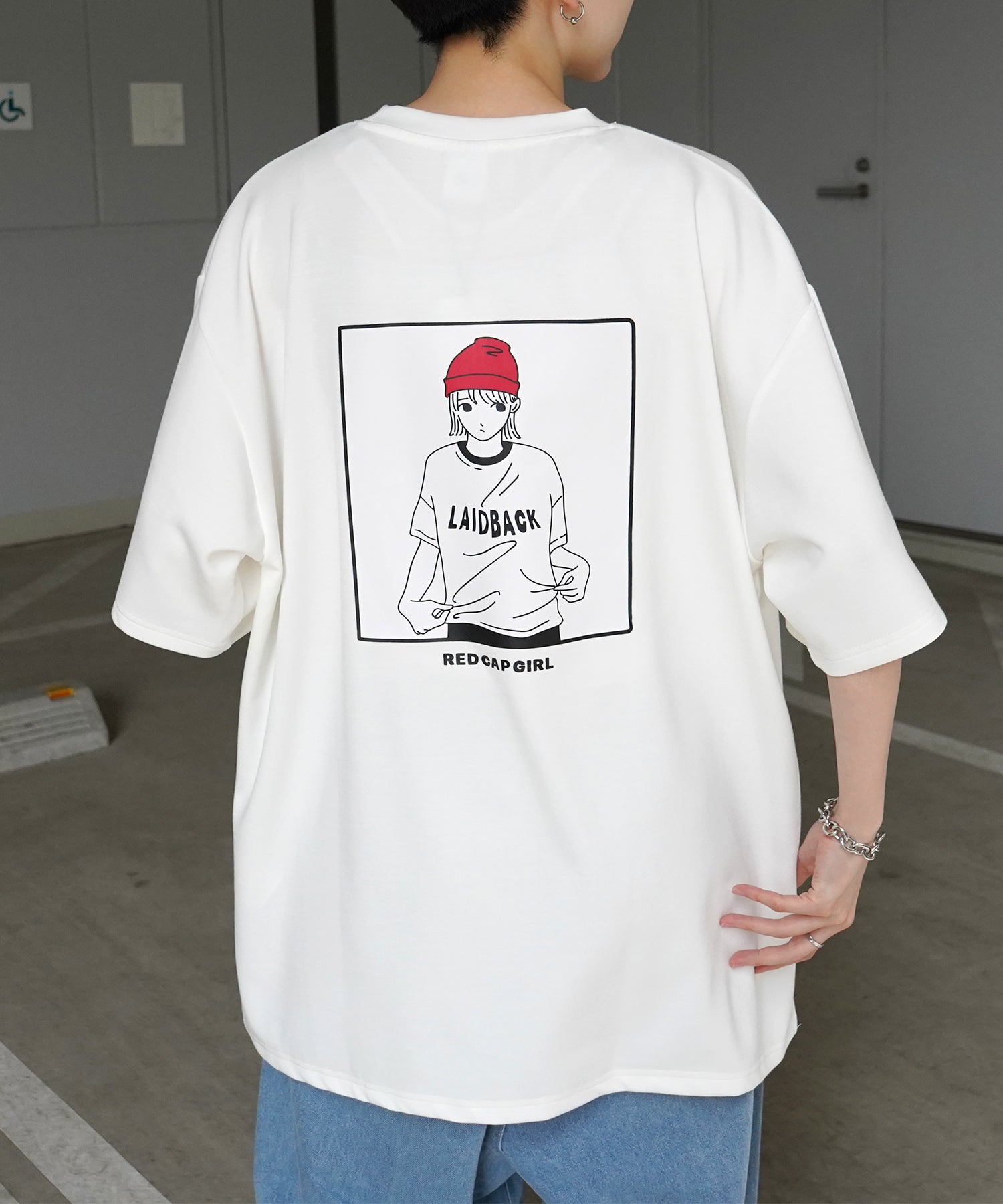 【RED CAP GIRL】 バックイラスト ワンポイント刺繍 ドレープとろみ ポンチ ビッグシルエットプリントTシャツ 25SS