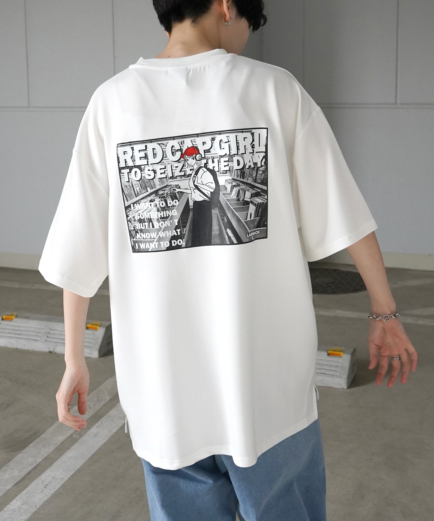 【RED CAP GIRL】バック転写 ワンポイント刺繍 ドレープとろみ ポンチ ビッグシルエットプリントTシャツ 25SS