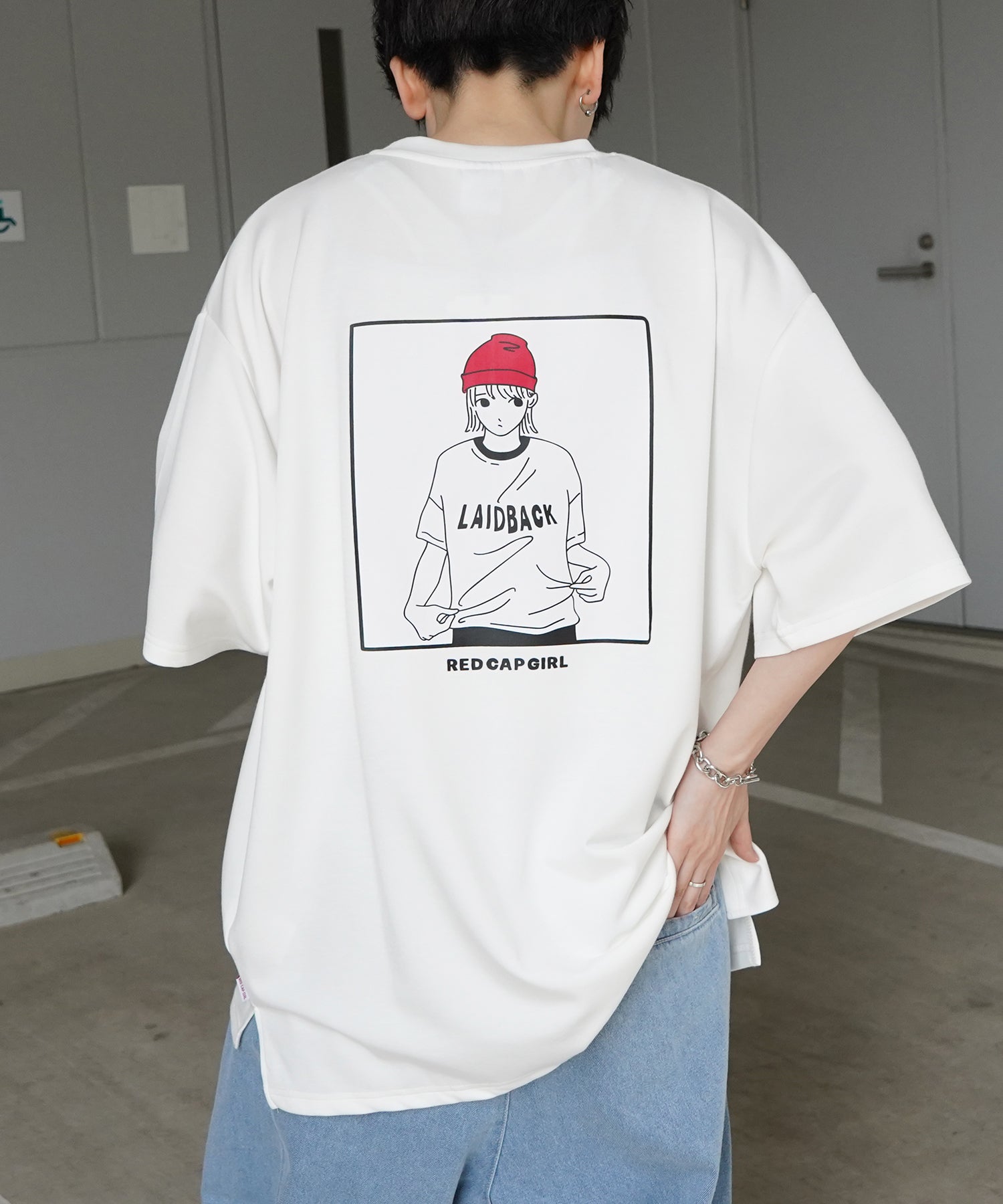 【RED CAP GIRL】 バックイラスト ワンポイント刺繍 ドレープとろみ ポンチ ビッグシルエットプリントTシャツ 25SS