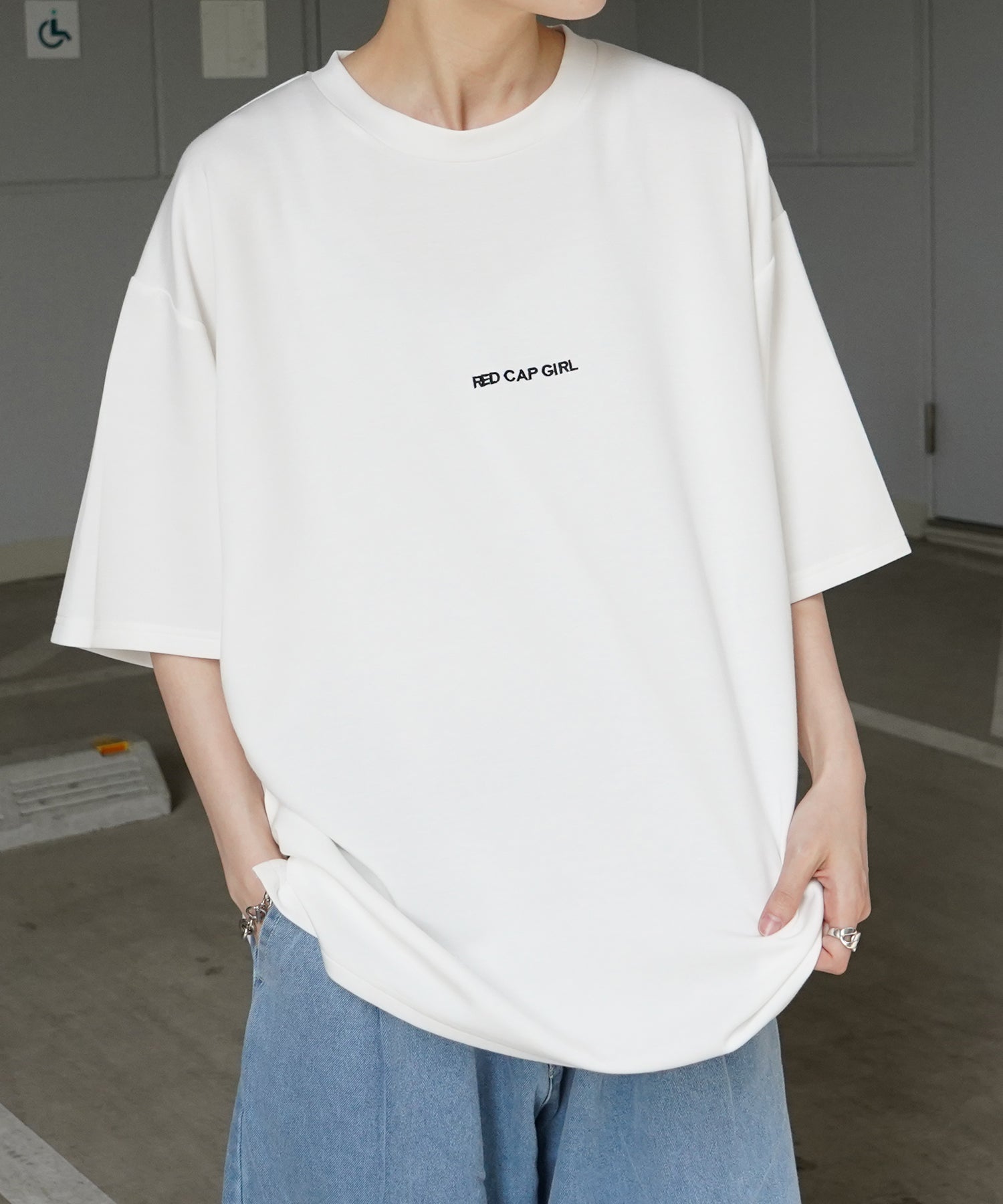 【RED CAP GIRL】 バックイラスト ワンポイント刺繍 ドレープとろみ ポンチ ビッグシルエットプリントTシャツ 25SS