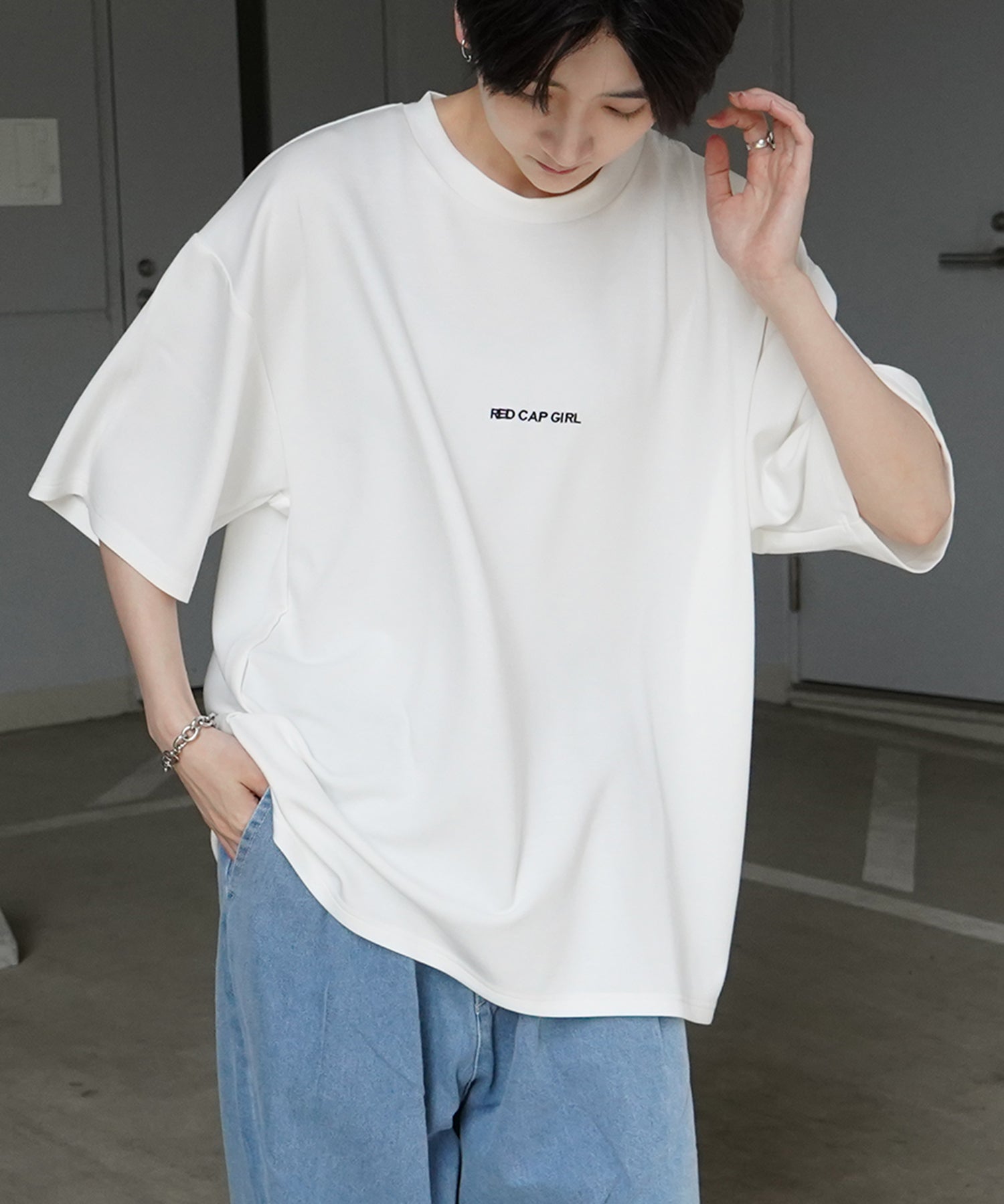 【RED CAP GIRL】 バックイラスト ワンポイント刺繍 ドレープとろみ ポンチ ビッグシルエットプリントTシャツ 25SS